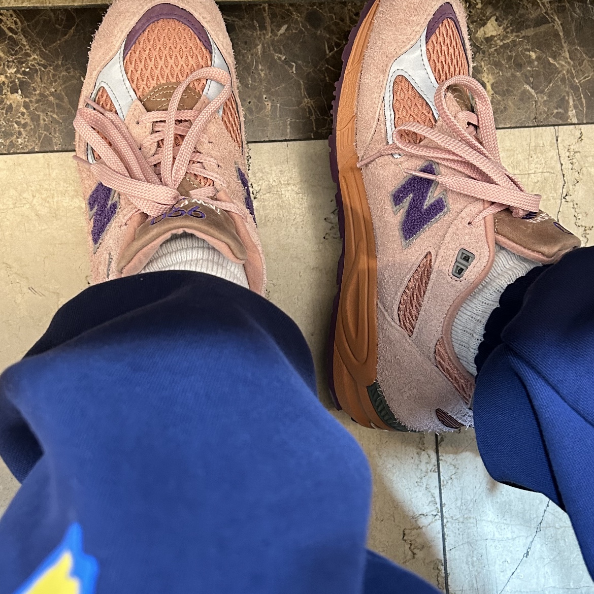 New Balance x Salehe Bembury 990v2 Made in USA Misty Rose 착용 스타일