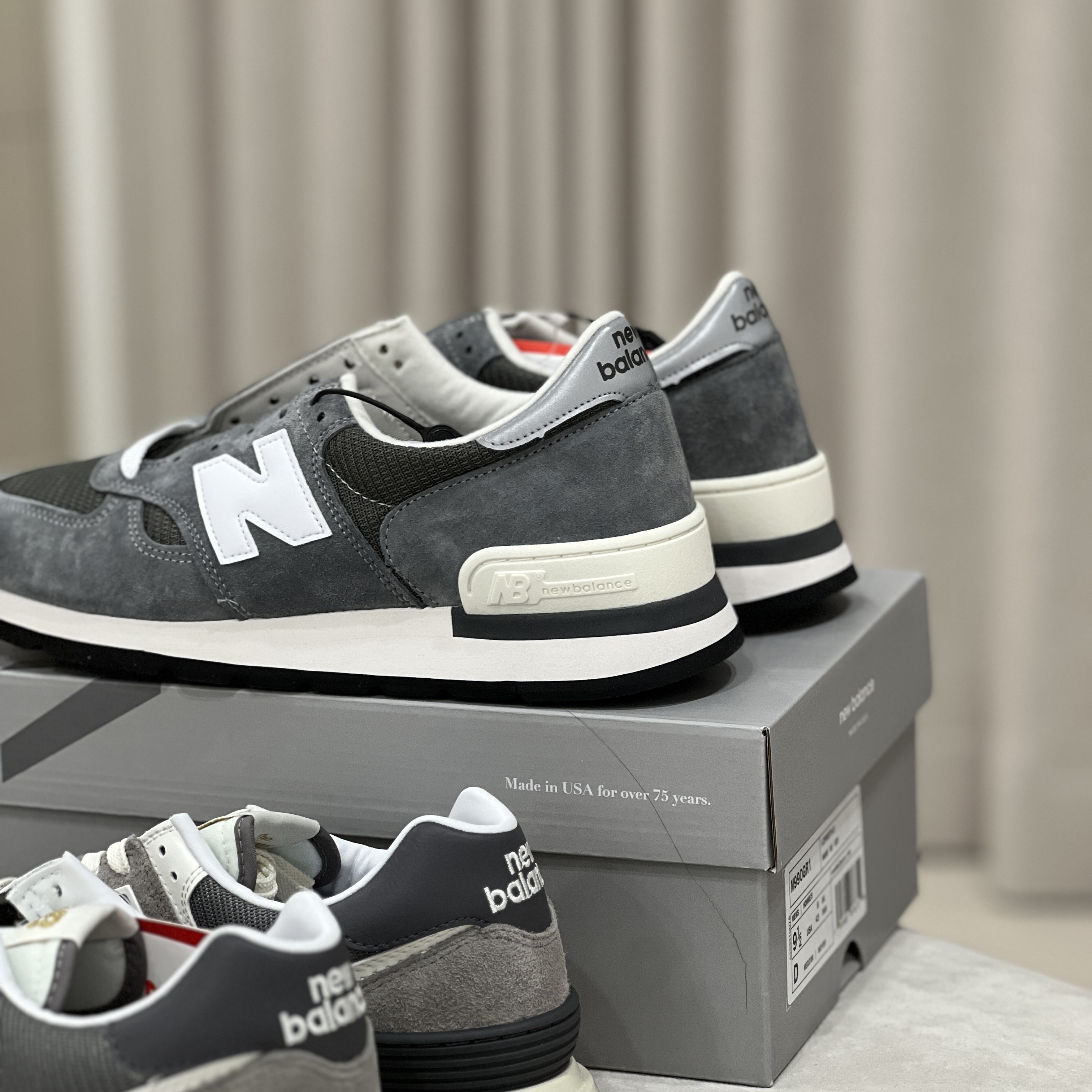 New Balance 990v1 Made in USA Grey White 착용 스타일 - 3