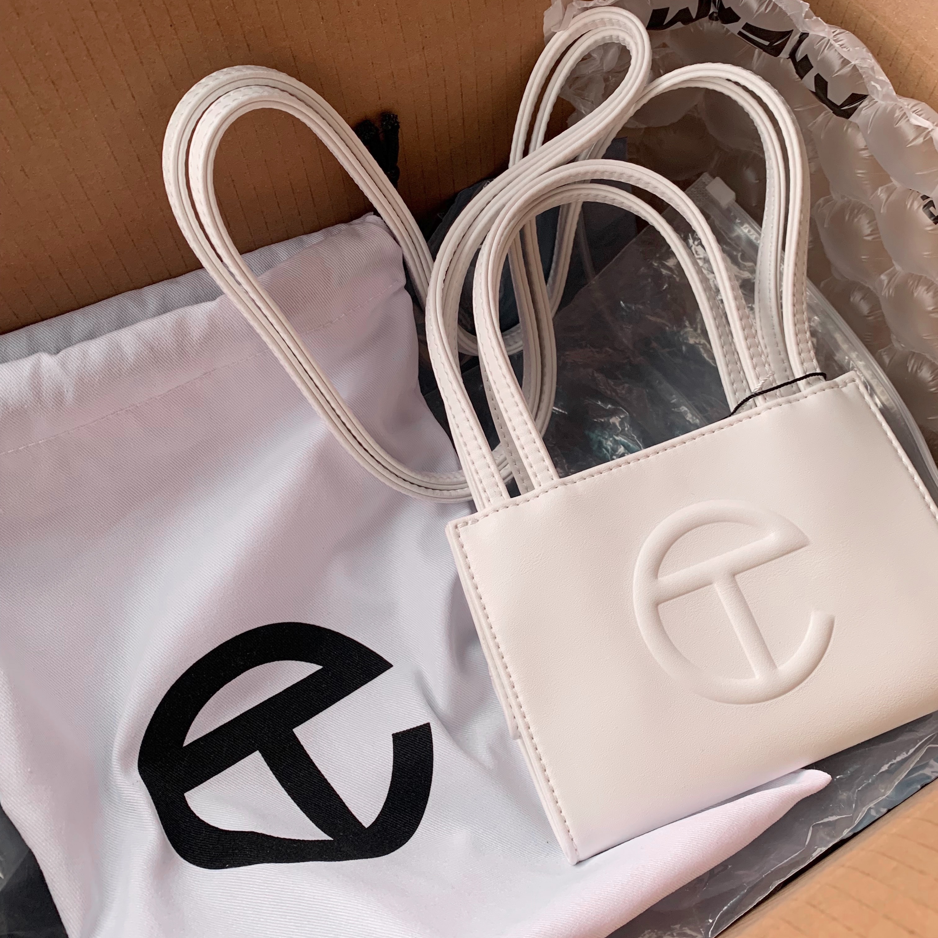 Telfar Small Shopping Bag White 착용 스타일