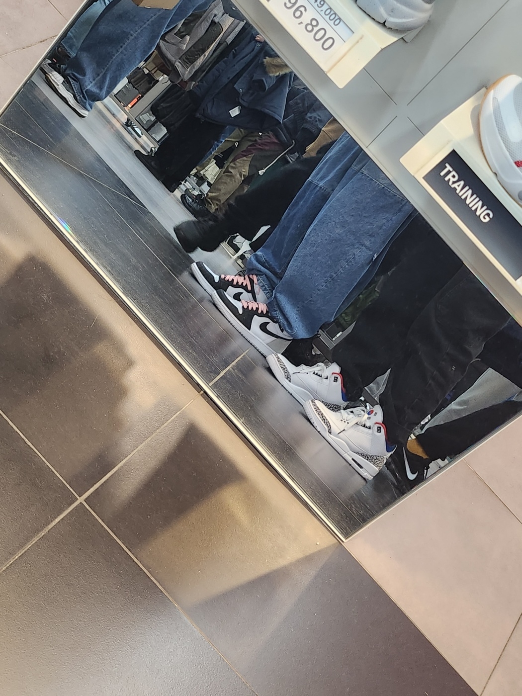 (W) Jordan 3 Retro Seoul, Zara x Ader Error Barrel Leg Jeans Blue 착용 스타일 - 3