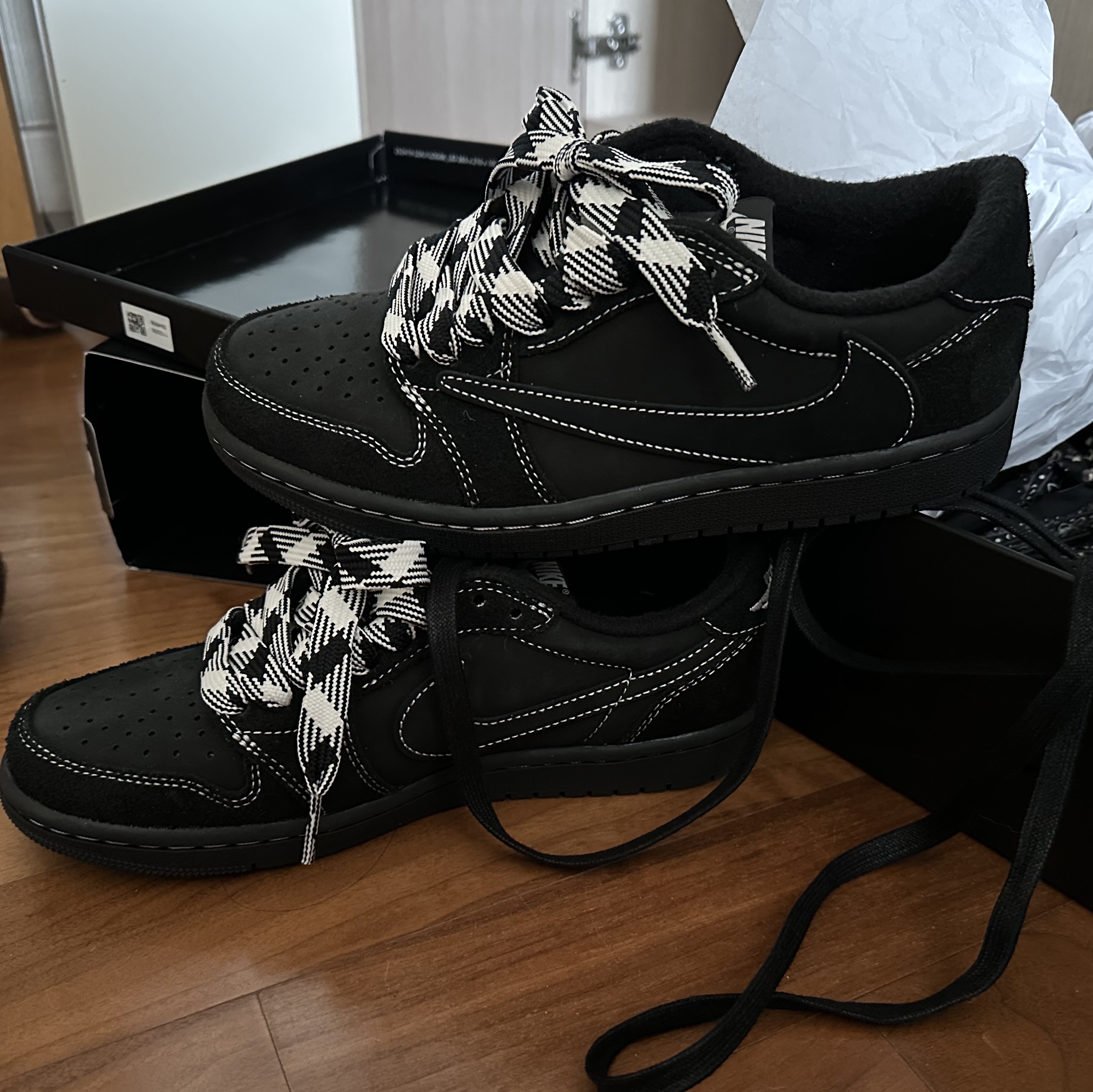 Jordan 1 x Travis Scott Retro Low OG SP Black Phantom 착용 스타일 - 2