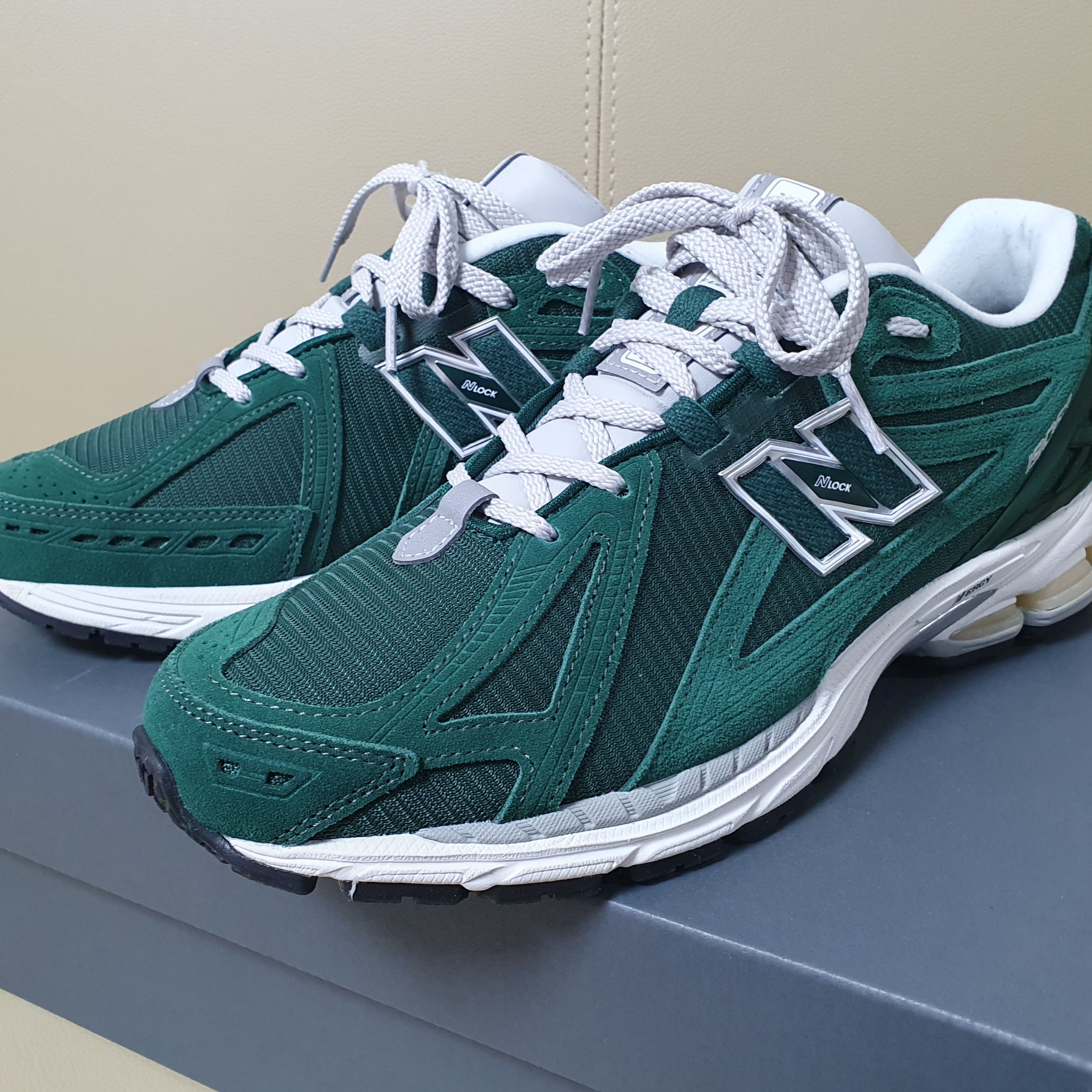 New Balance 1906R Nightwatch Green 착용 스타일