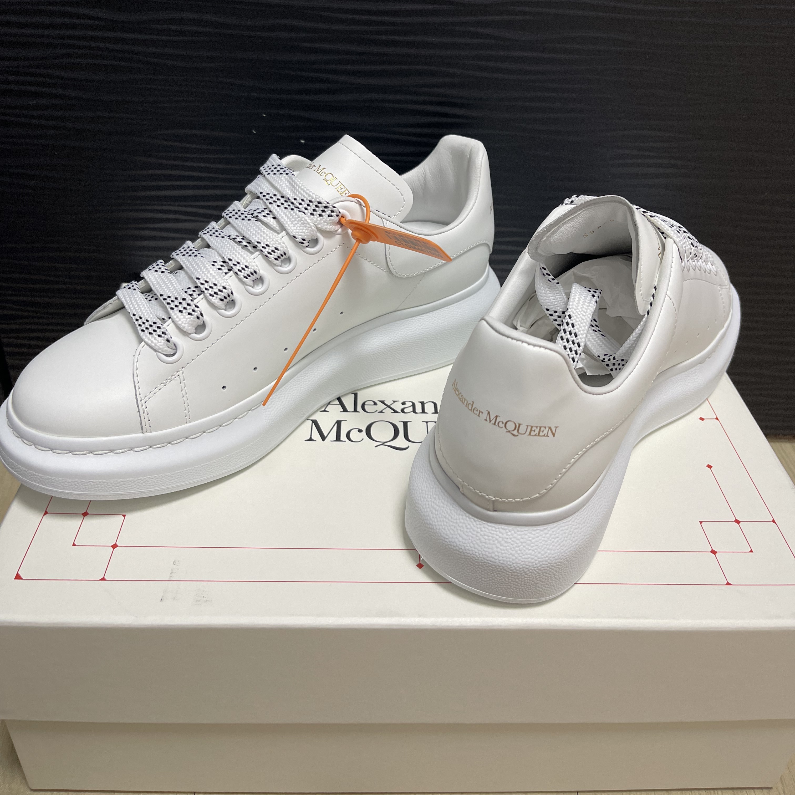 Alexander McQueen Oversized Sneakers White, Alexander McQueen Oversized Sneakers Clear Sole White Black 착용 스타일 - 1