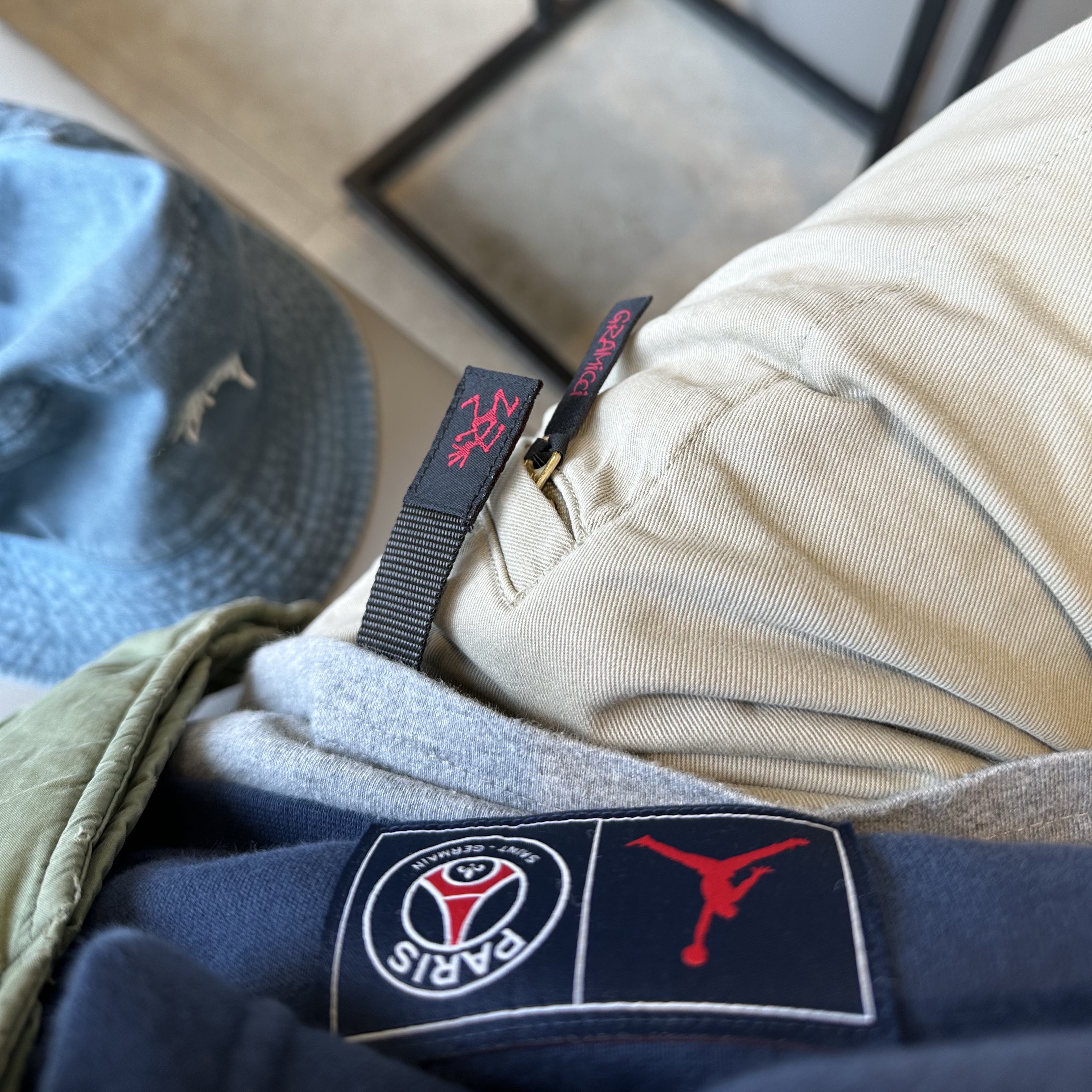 Stussy Washed Stock Bucket Hat Laguna Blue, New Balance 990v2 Made in USA Navy Castlerock 착용 스타일 - 1