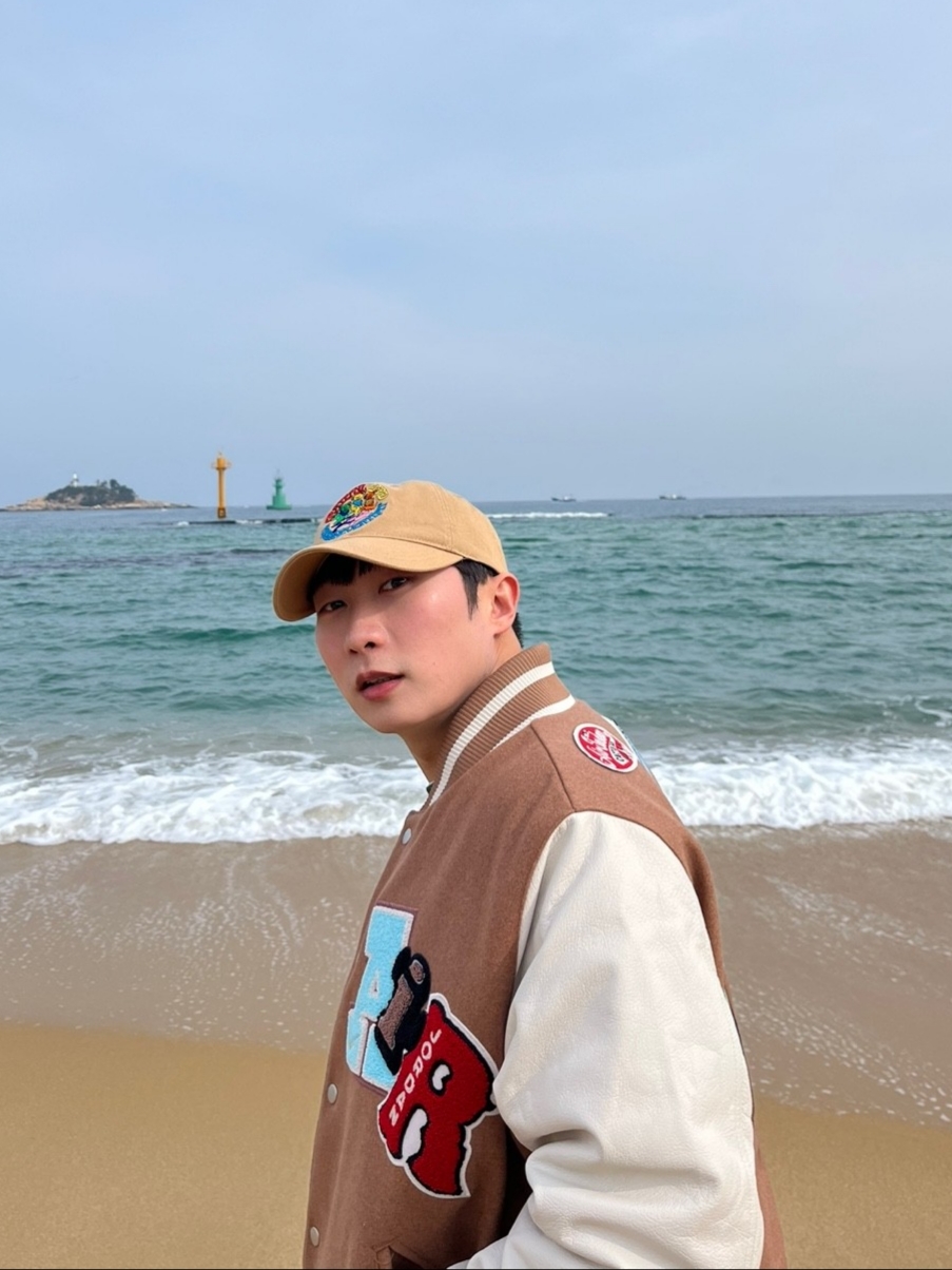 Jordan x Travis Scott Varsity Jacket Antique Brown - US/EU, Jordan 1 x Travis Scott Retro High OG SP Mocha 착용 스타일 - 1