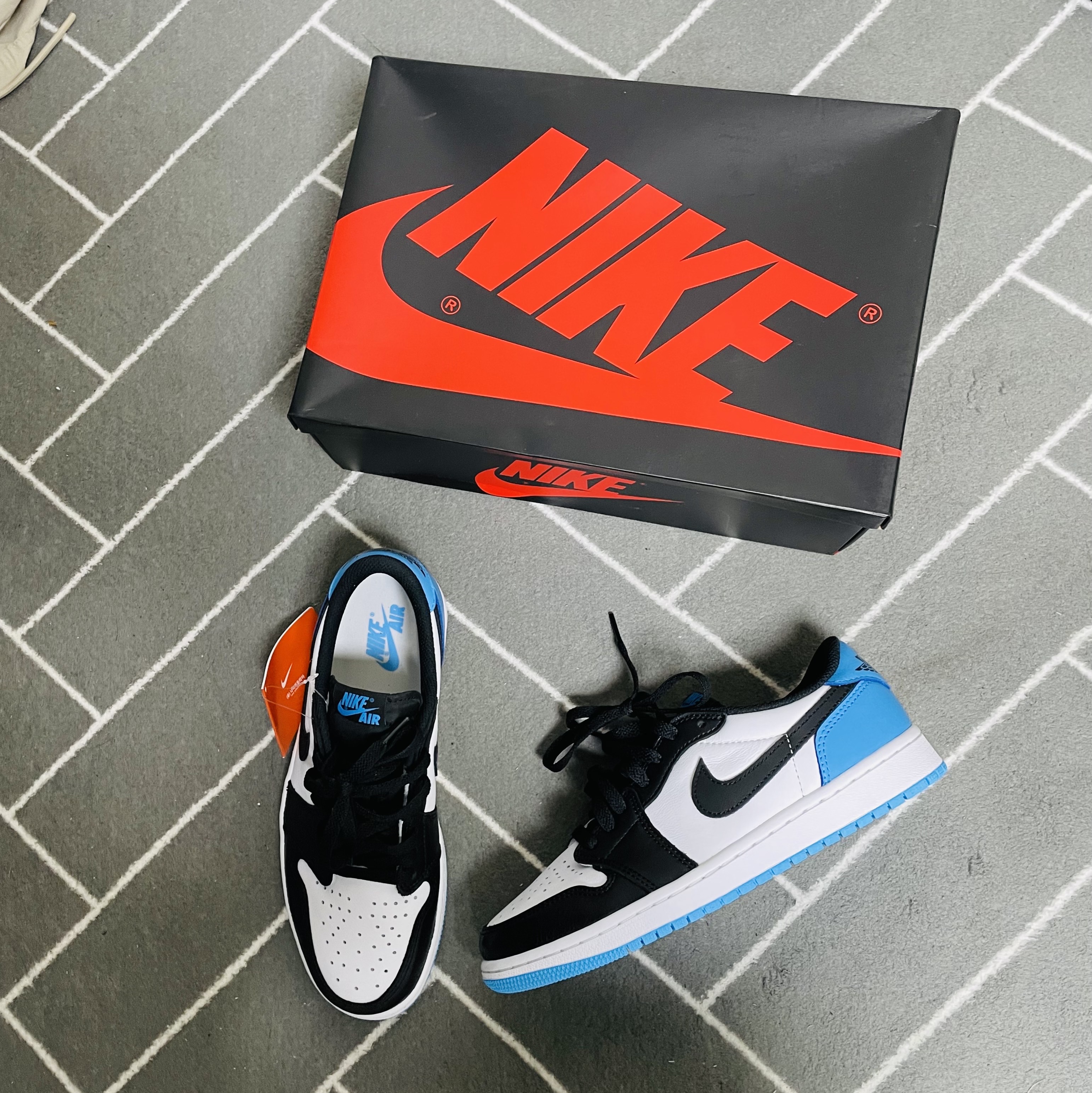 Jordan 1 Retro Low OG Black and Dark Powder Blue 착용 스타일