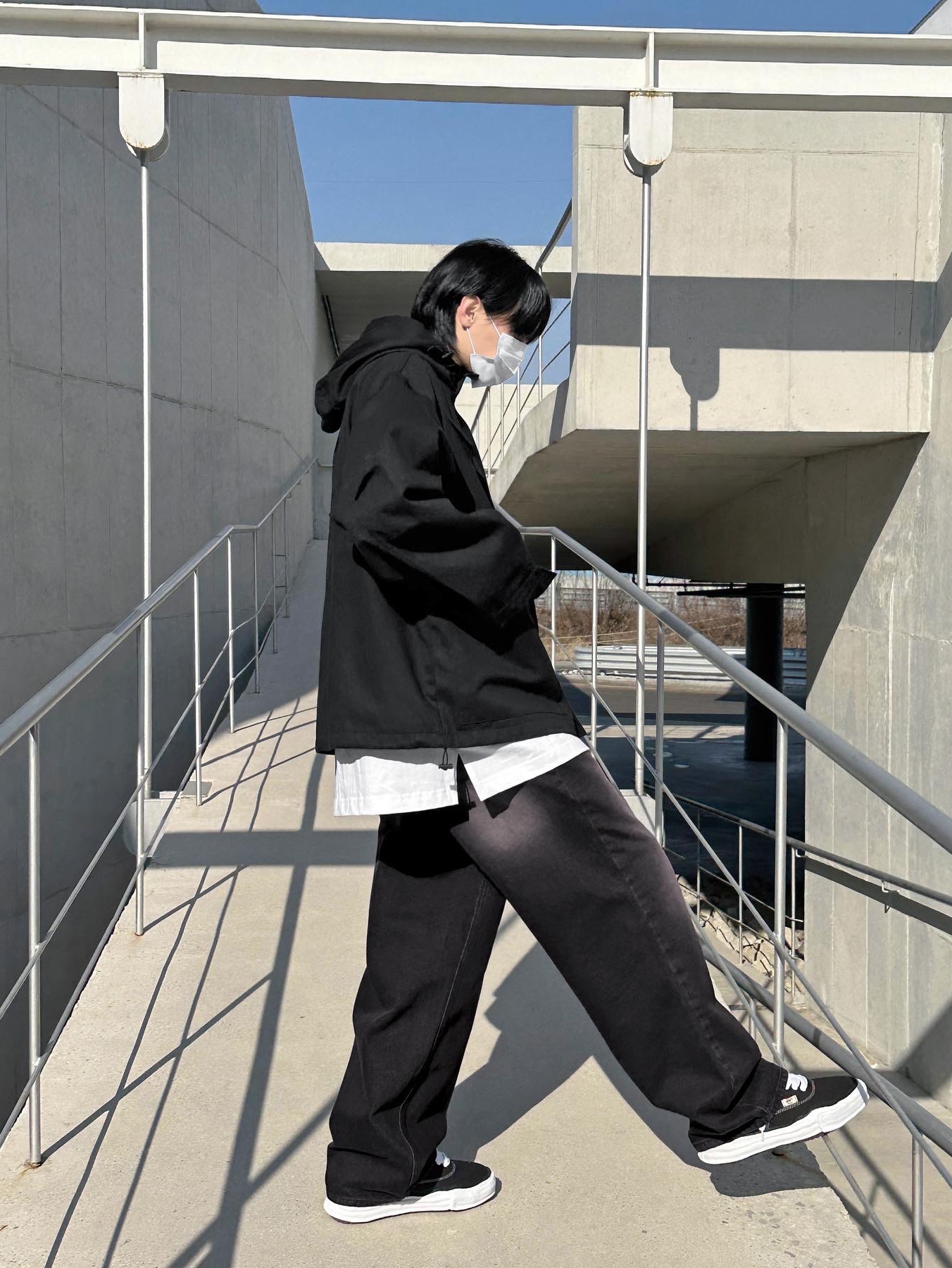 Maison Mihara Yasuhiro Baker OG Sole Canvas Low Cut Sneakers Black 착용 스타일 - 2