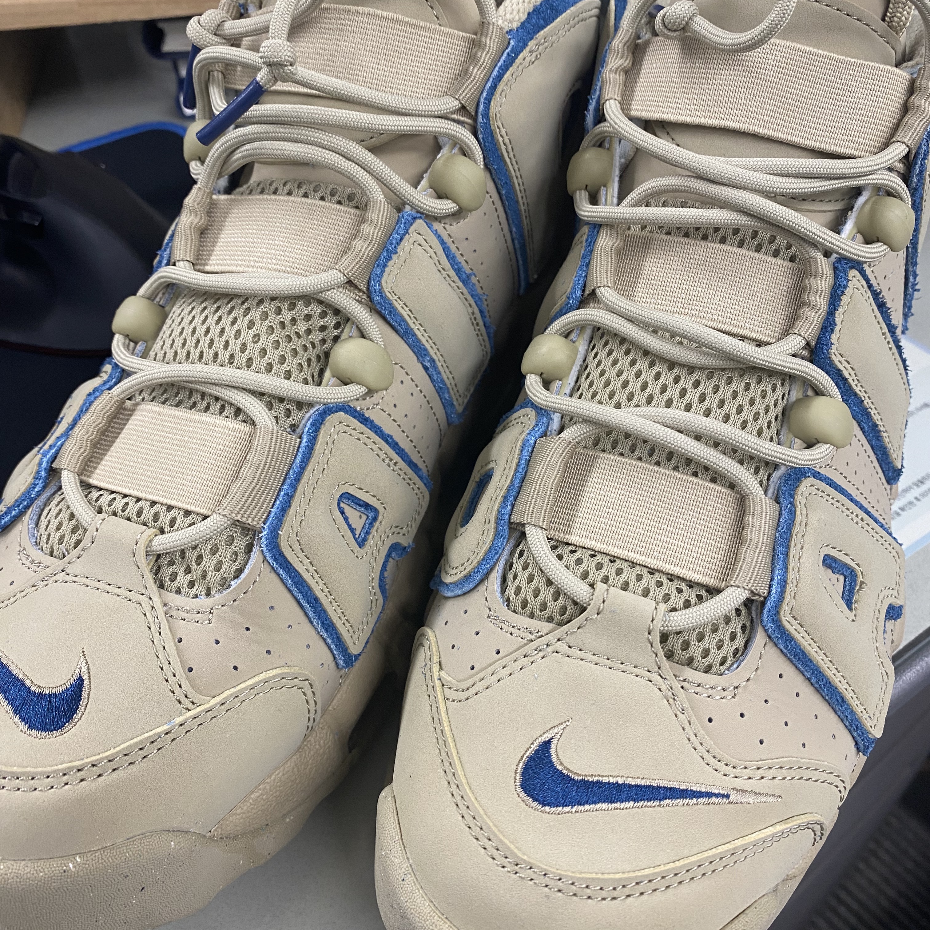 Nike Air More Uptempo Limestone and Valerian Blue 착용 스타일 - 1