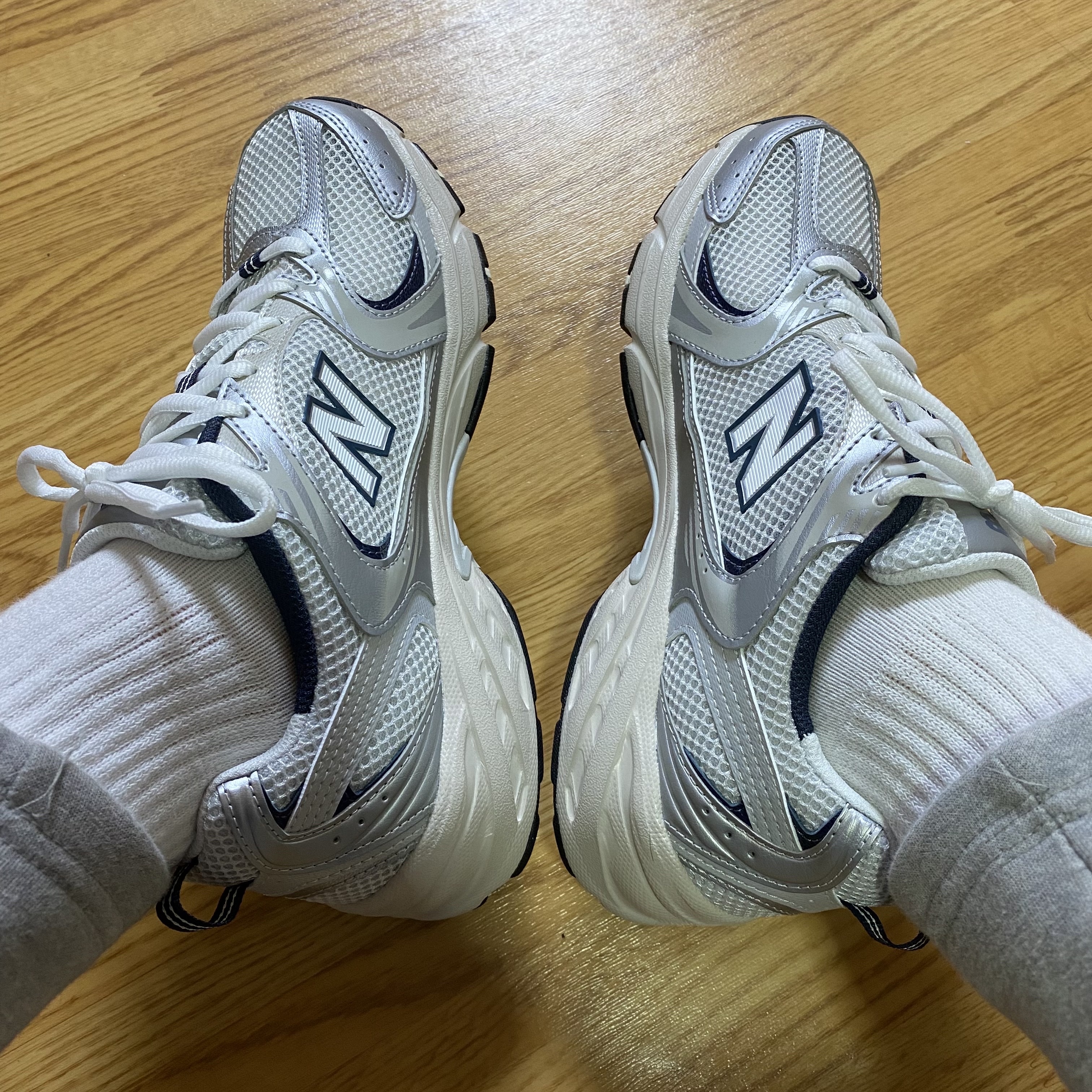 New Balance 530 Steel Grey 착용 스타일 - 2