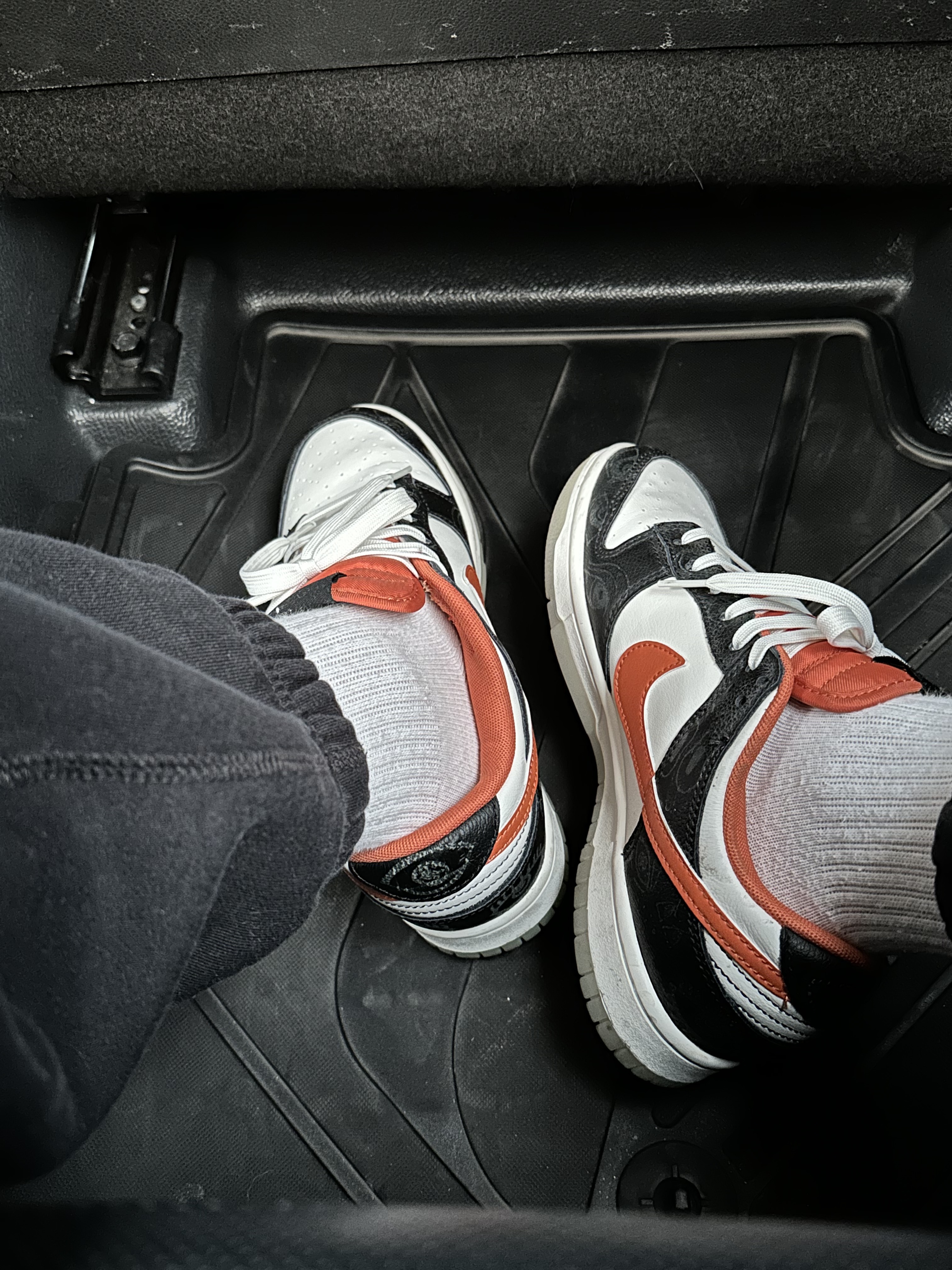 Nike Dunk Low Retro PRM Halloween, Nike NRG Solo Swoosh Fleece Pants Black White - Asia 착용 스타일