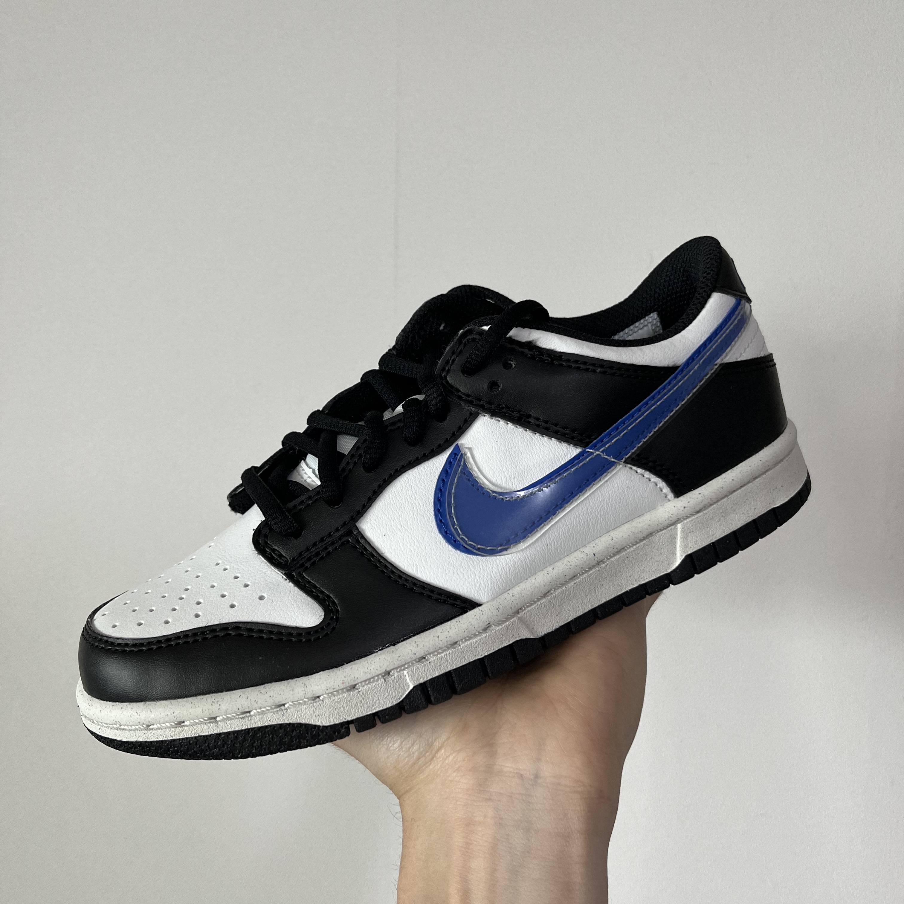 (GS) Nike Dunk Low Next Nature Black Hyper Royal 착용 스타일