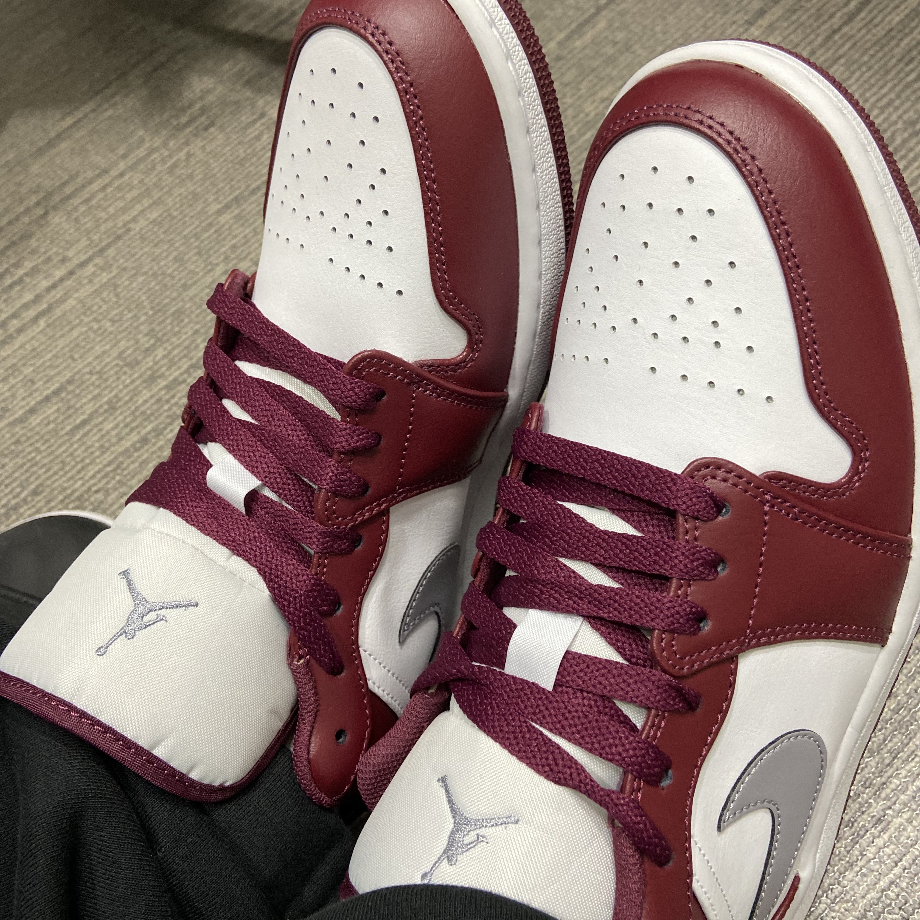 Jordan 1 Low Cherrywood Red 착용 스타일 - 3