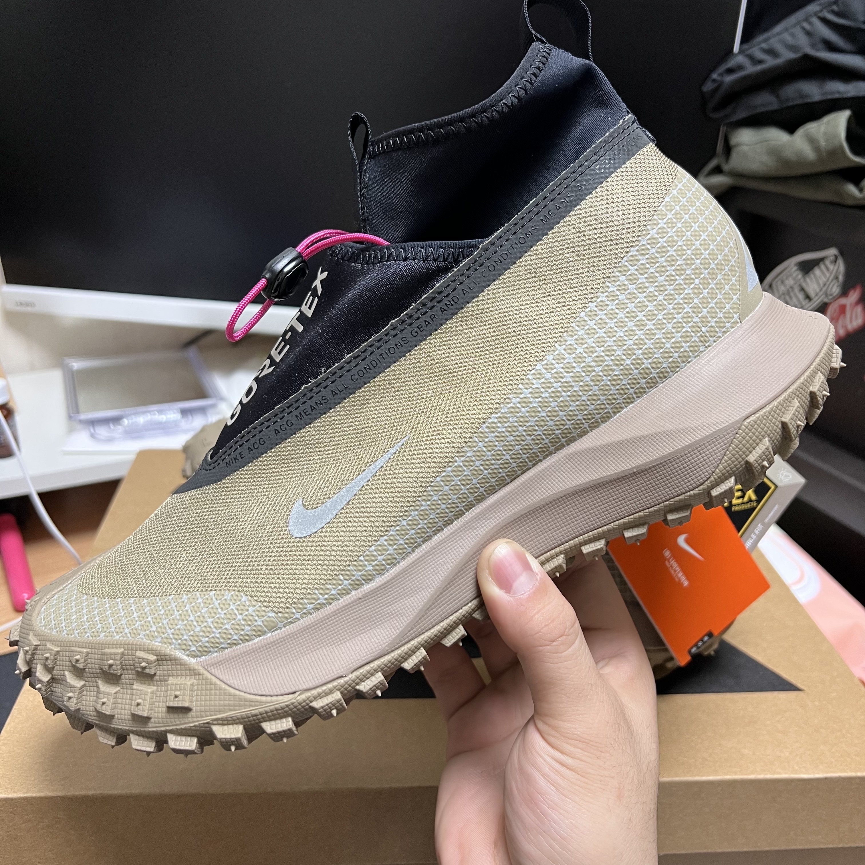 Nike ACG Mountain Fly Gore-Tex Khaki 착용 스타일