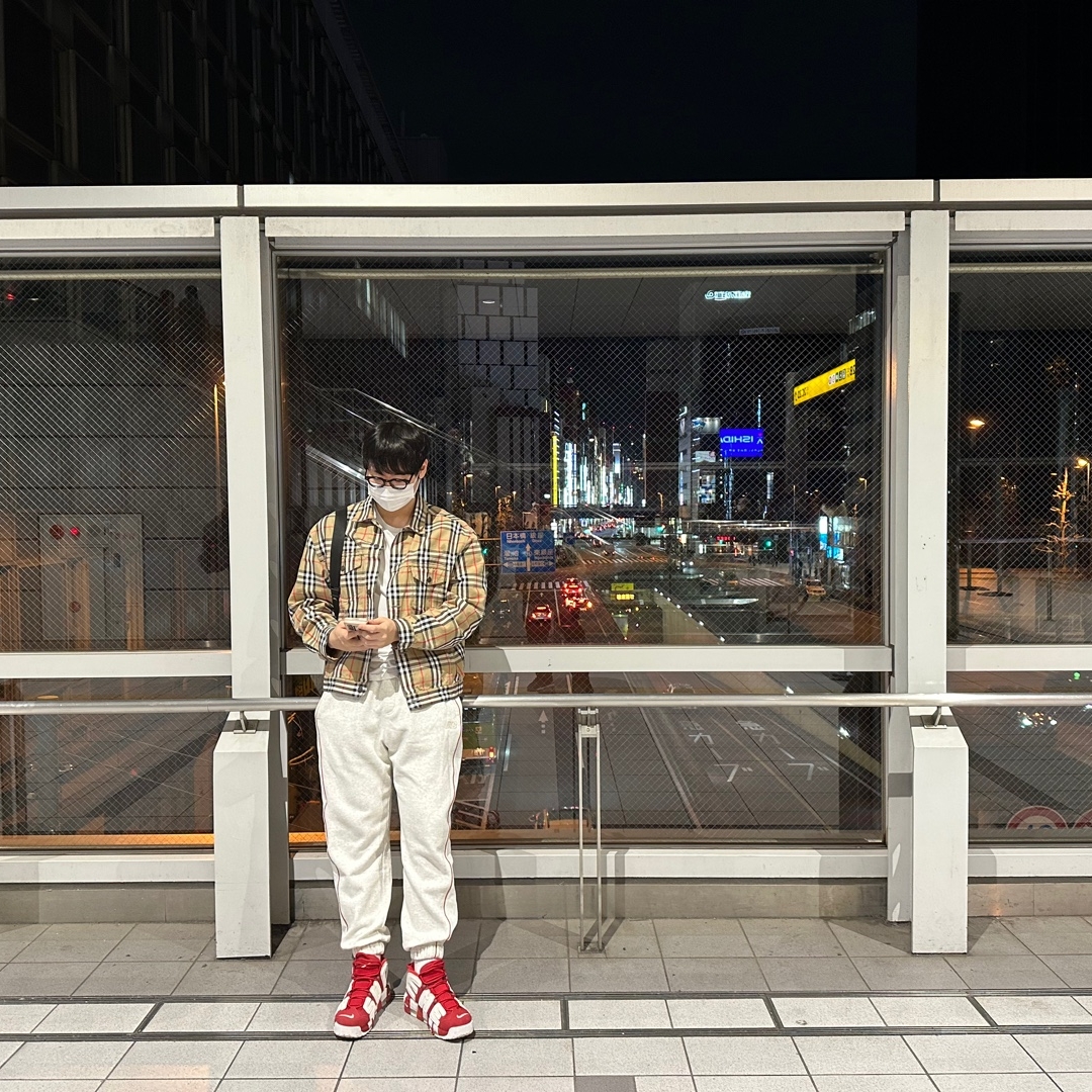 Supreme x Burberry Denim Trucker Jacket Beige - 22SS, Nike x Supreme Air More Uptempo Suptempo Red 착용 스타일 - 2