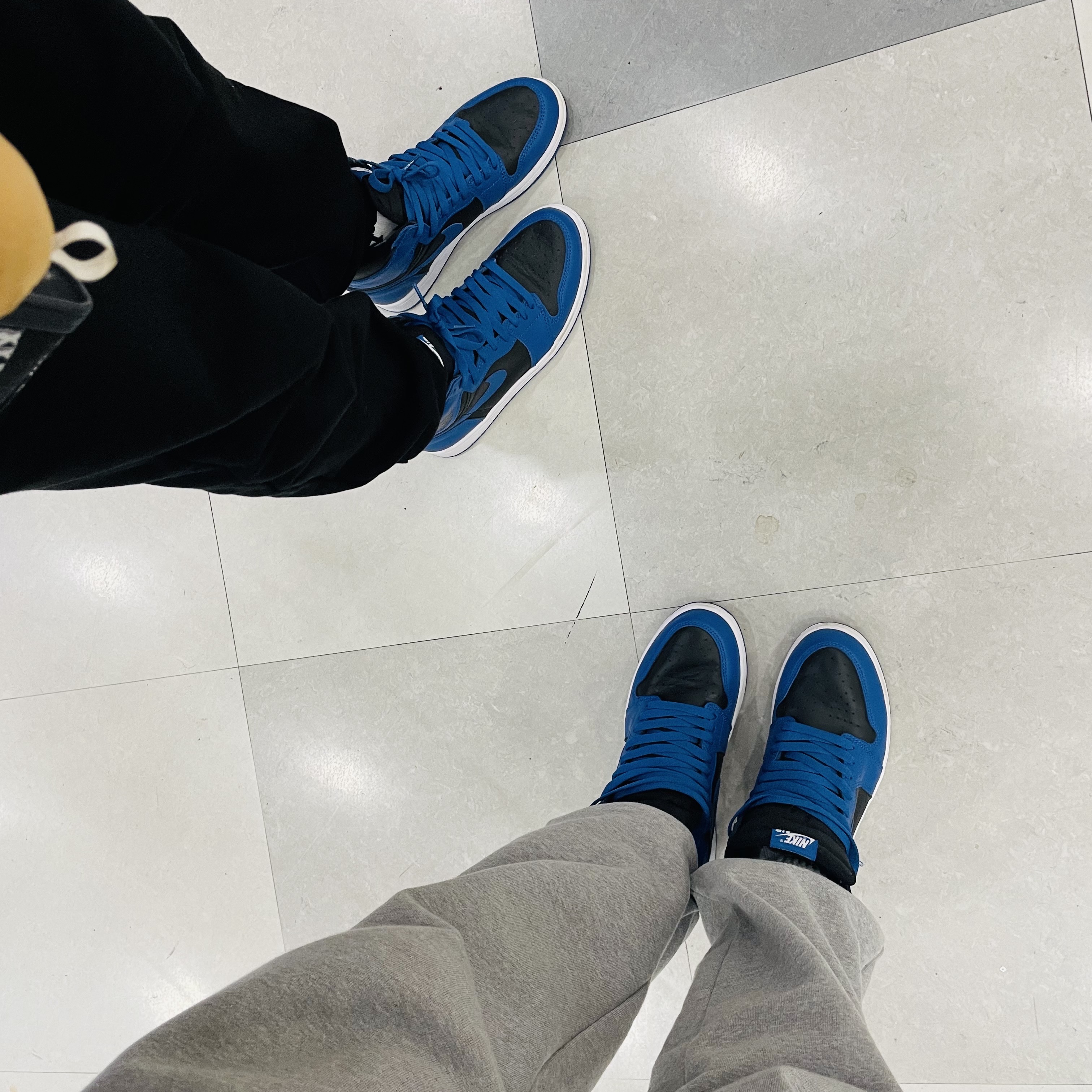 Jordan 1 Retro High OG Dark Marina Blue, Stussy World Tour LS T-Shirt Black 착용 스타일 - 1