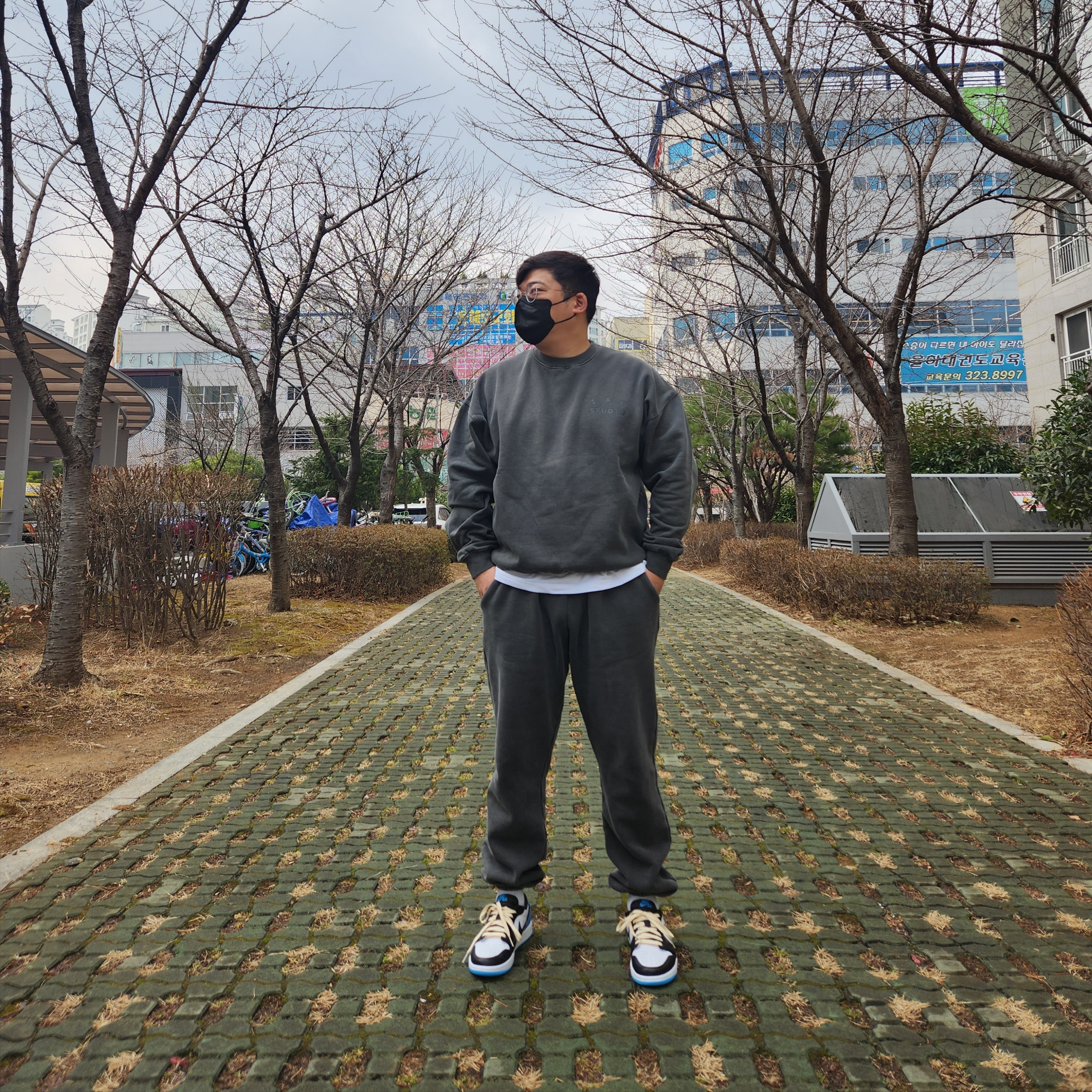 IAB Studio Pigment Sweatshirt & Mini Bag Black, Jordan 1 Retro Low OG Black and Dark Powder Blue 착용 스타일 - 2
