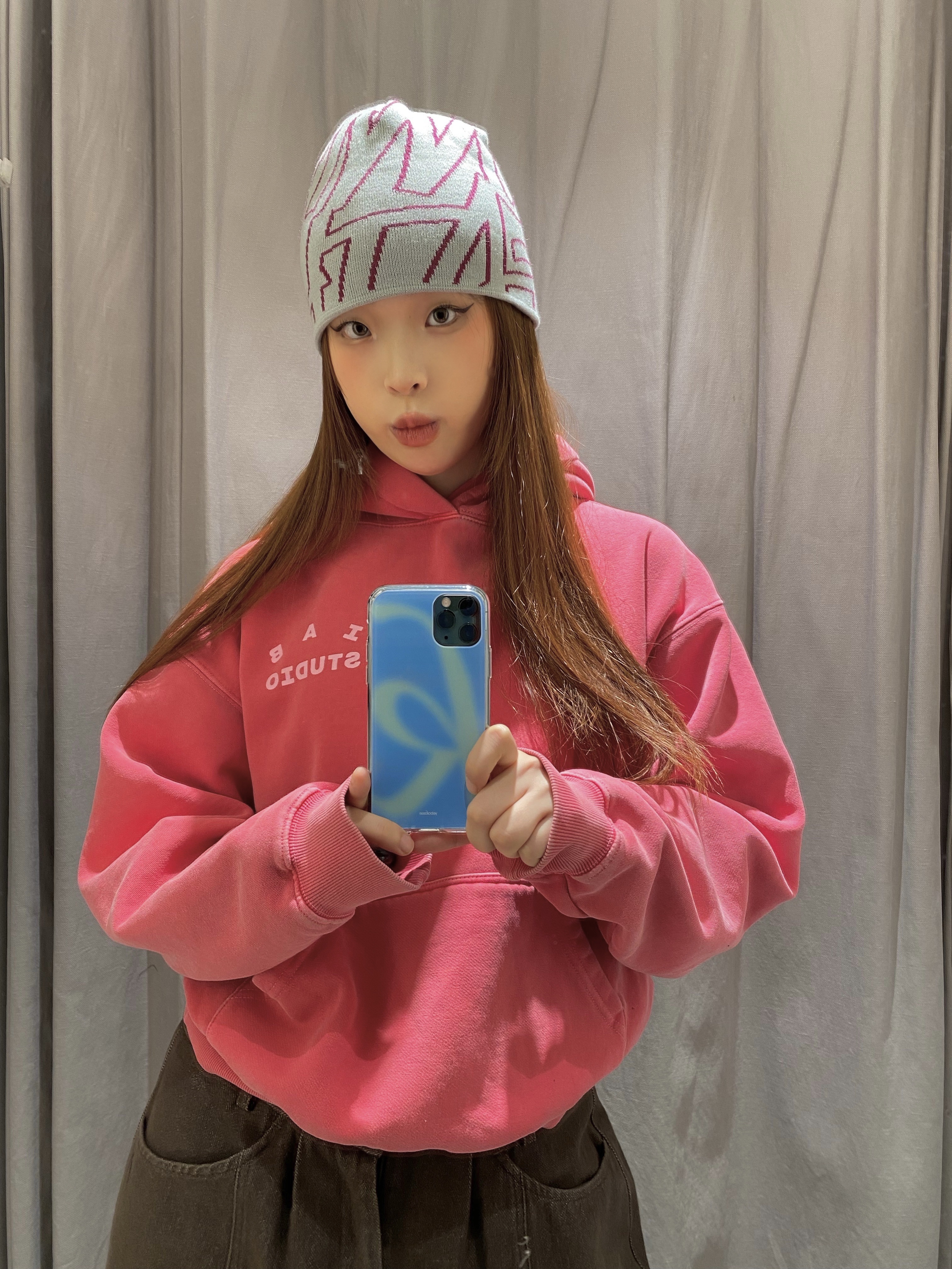 IAB Studio Pigment Hoodie & Sack Coral 착용 스타일 - 3