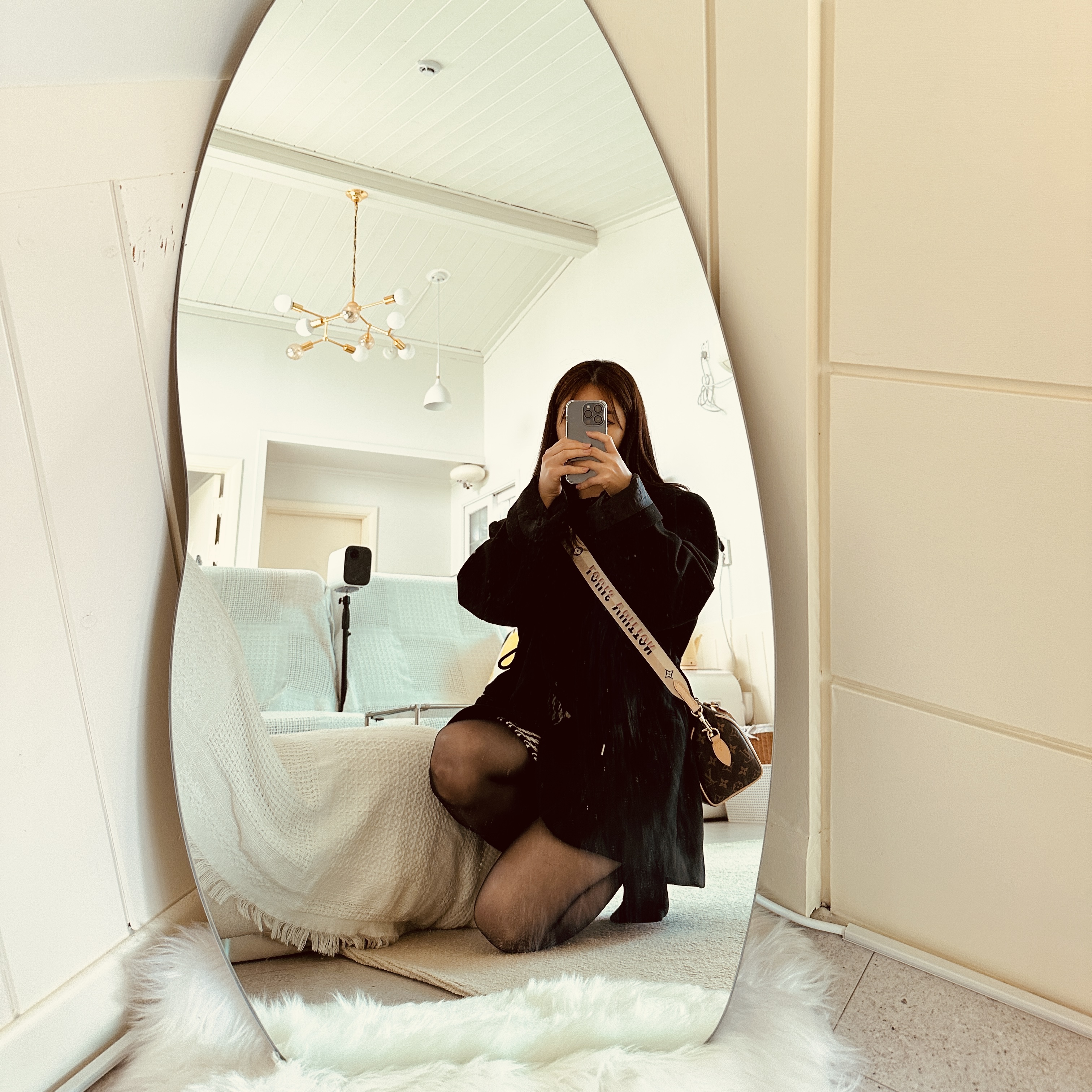 Louis Vuitton Speedy Bandouliere 20 Monogram Black 착용 스타일