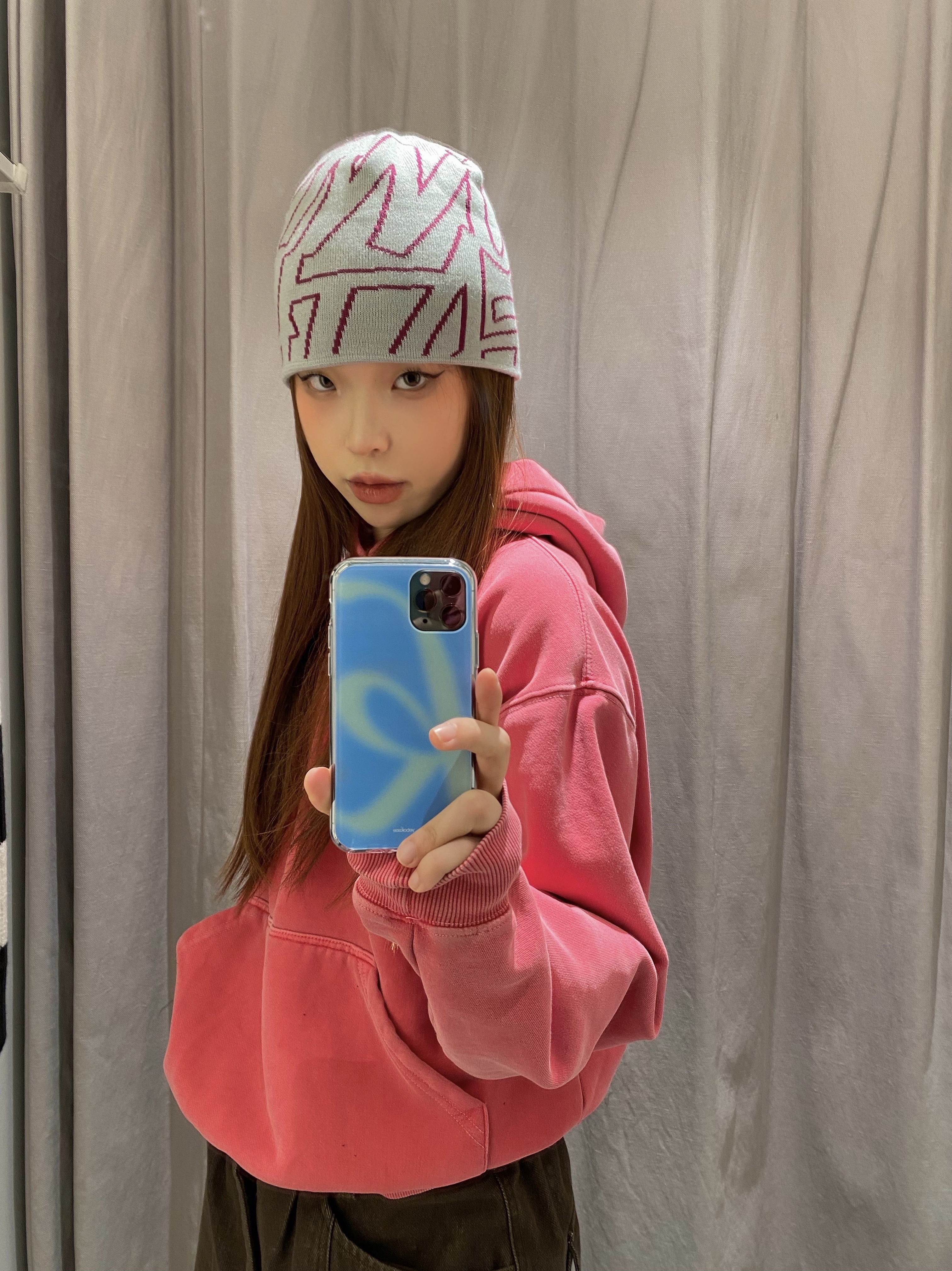 IAB Studio Pigment Hoodie & Sack Coral 착용 스타일 - 1