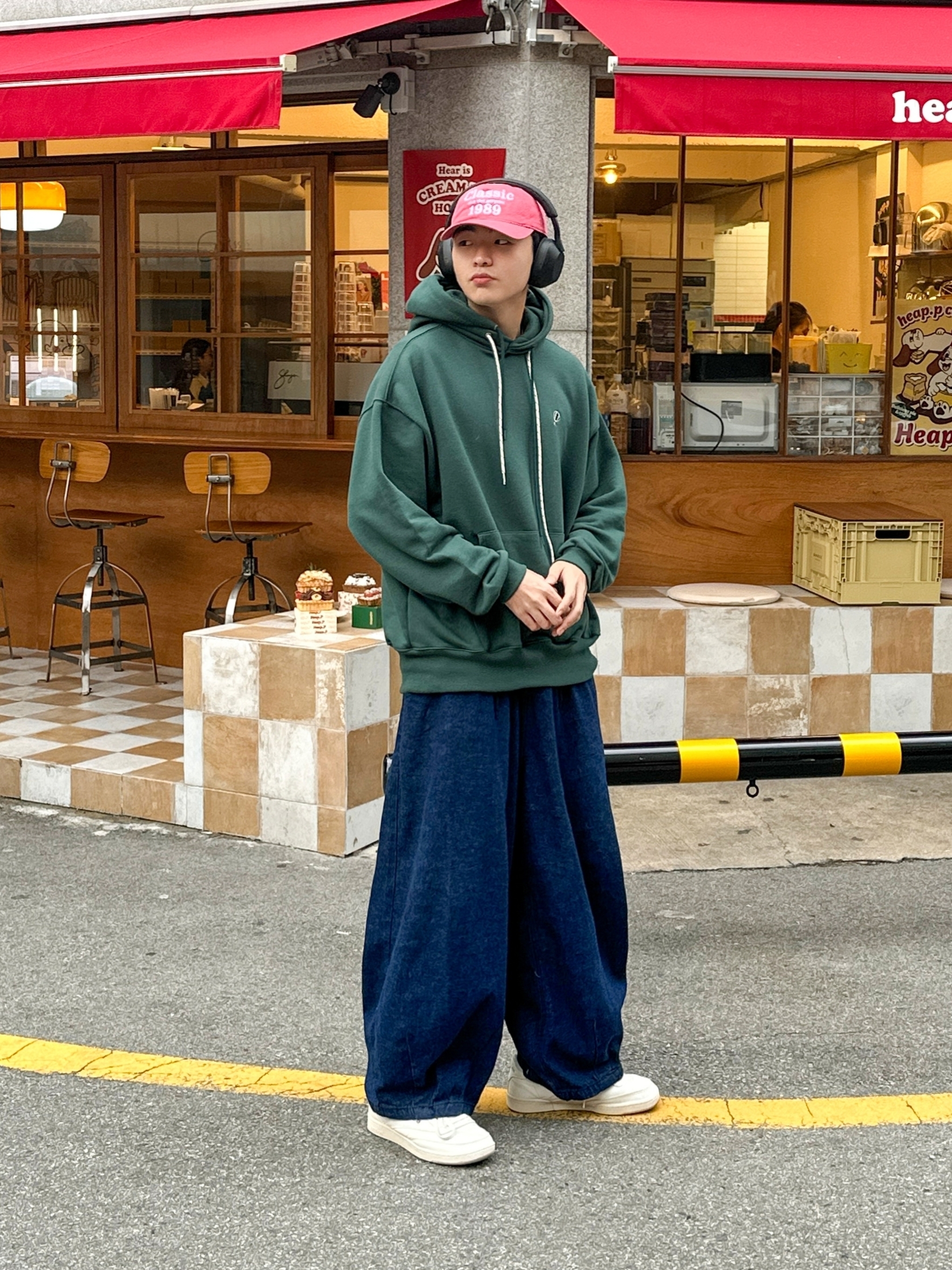 Sony WH-1000XM5 Black (Korean Ver.), Reebok Club C 85 Vintage Chalk Green 착용 스타일 - 2