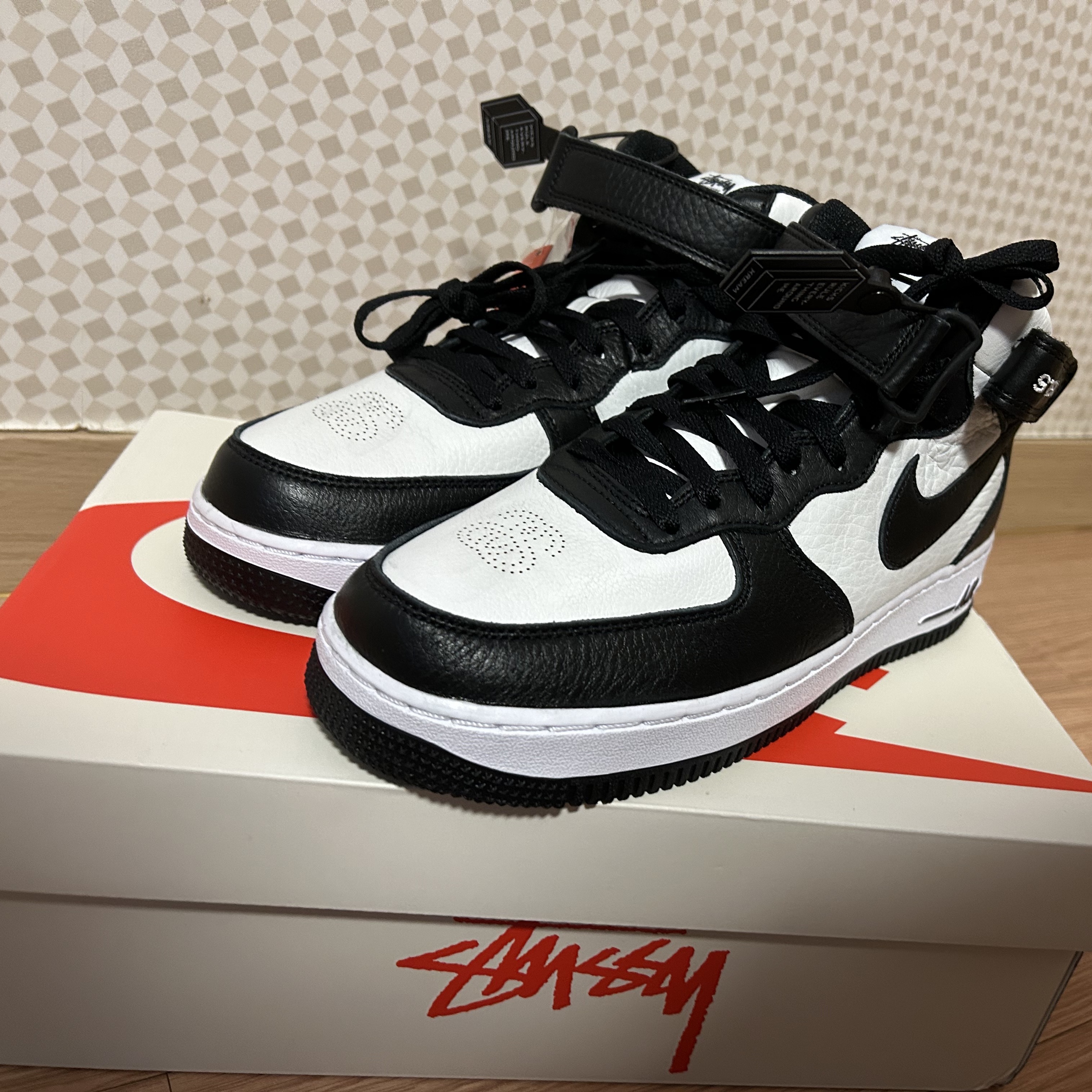 Nike x Stussy Air Force 1 '07 Mid SP Black and Light Bone 착용 스타일