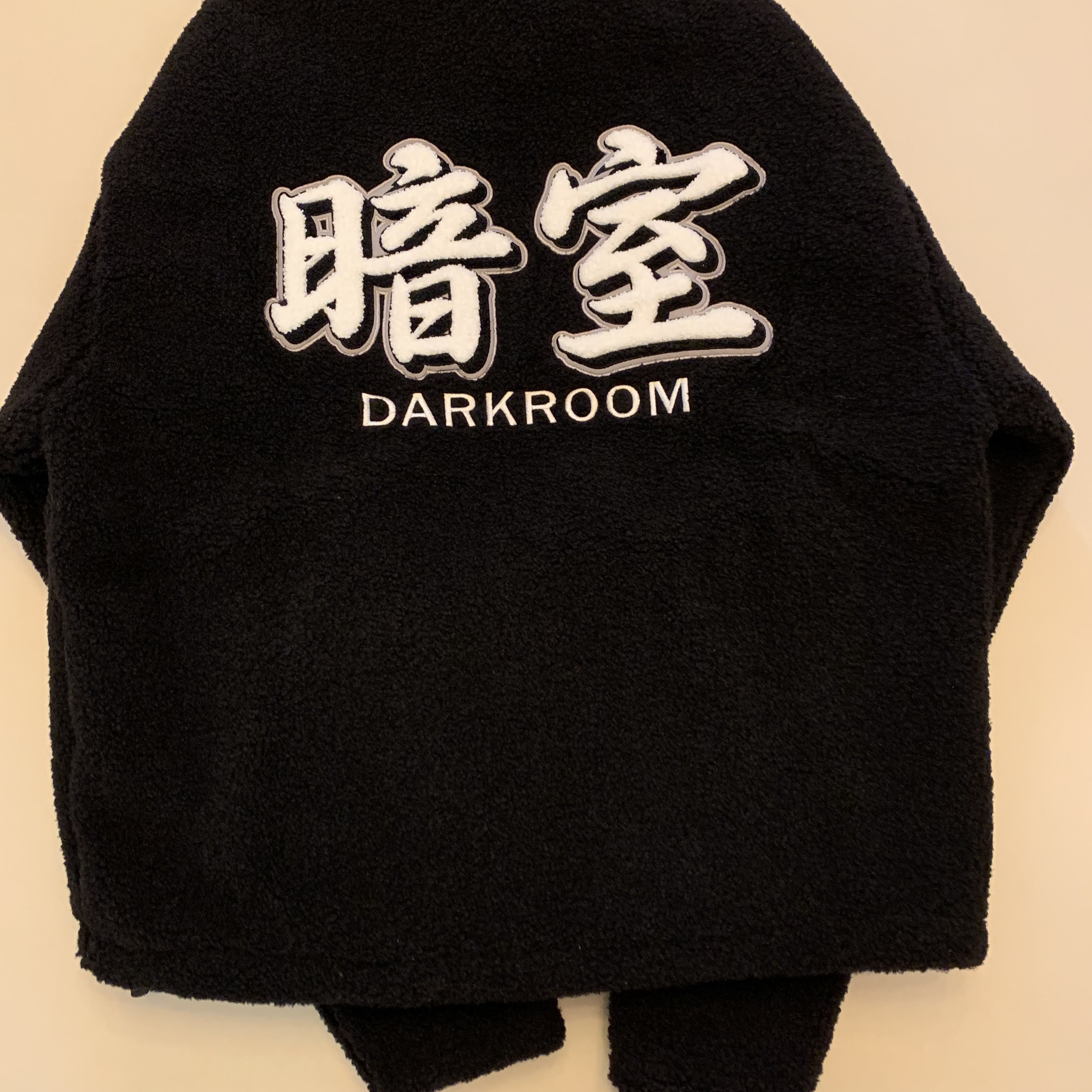 Darkr8m Studio Varsity Logo Sherpa Quarter Zip Up Top Black 착용 스타일 - 2