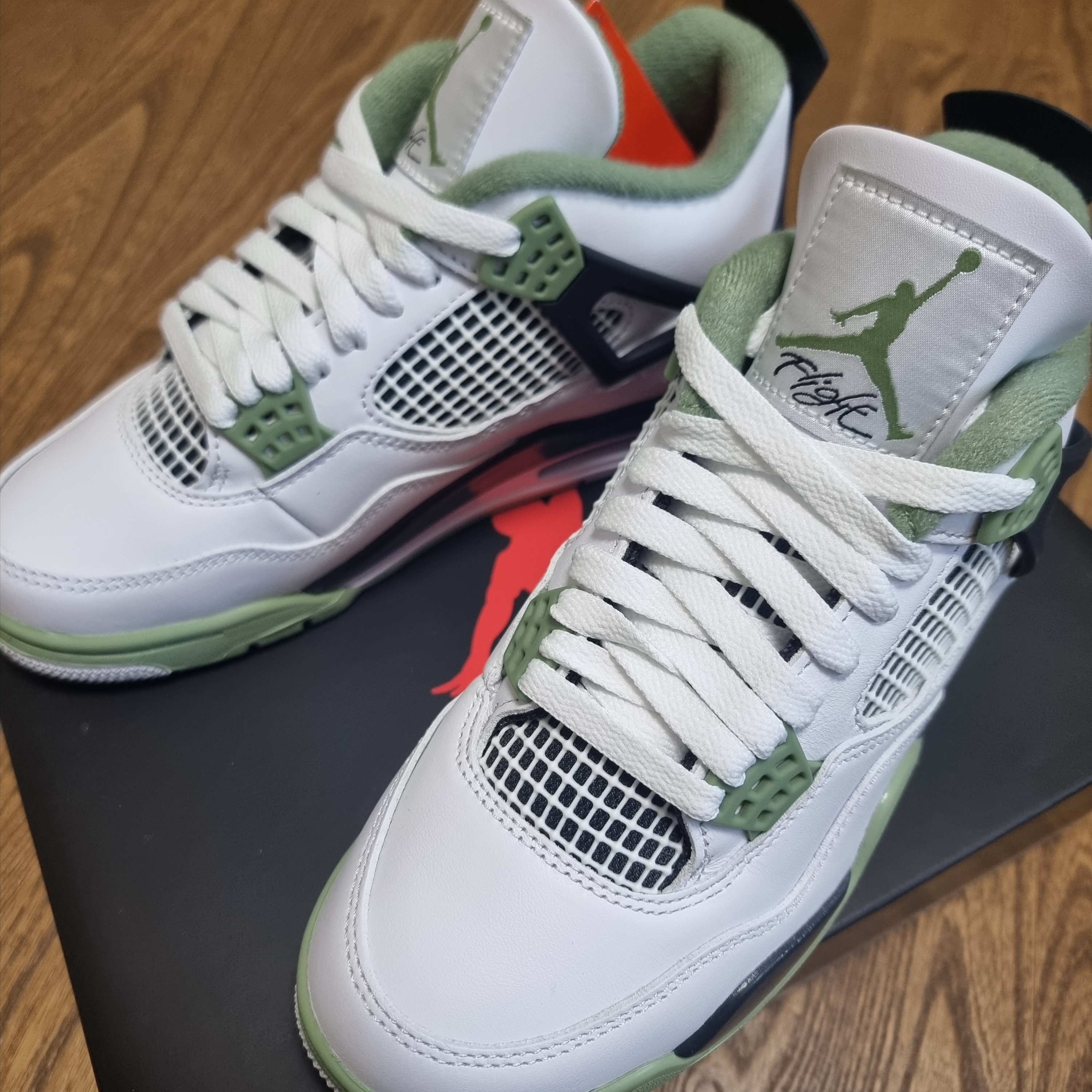 (W) Jordan 4 Retro Oil Green 착용 스타일