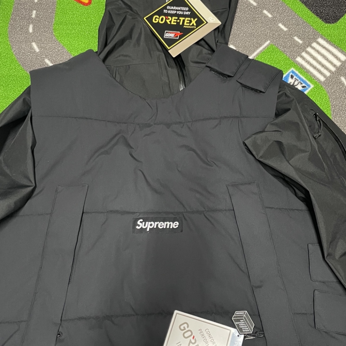 Supreme 2-In-1 Gore-Tex Shell + Windstopper Vest Black - 22FW, Crocs x Staple Classic Clog Grey Red 착용 스타일 - 4