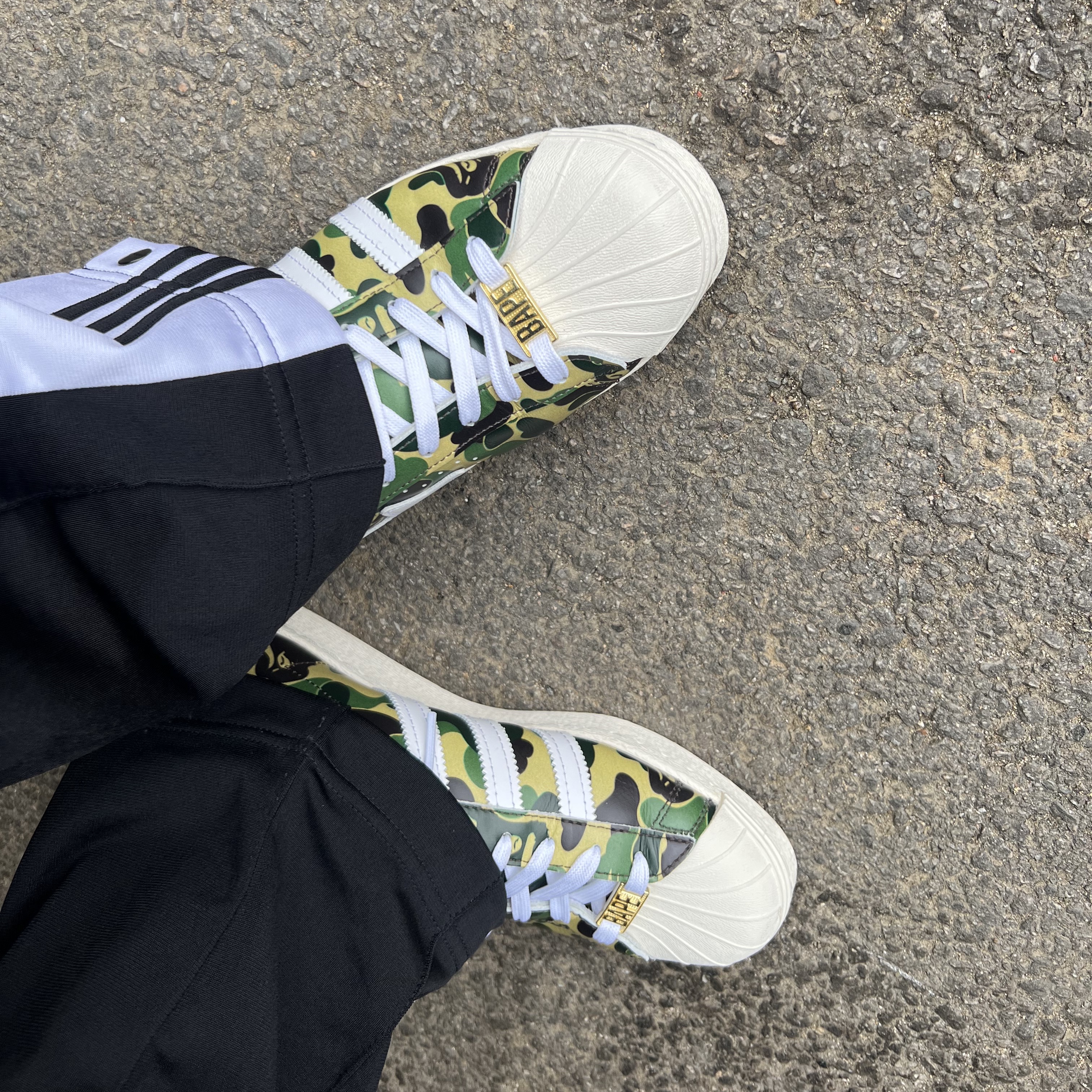 Adidas x BAPE Superstar 80s Green Camo 착용 스타일