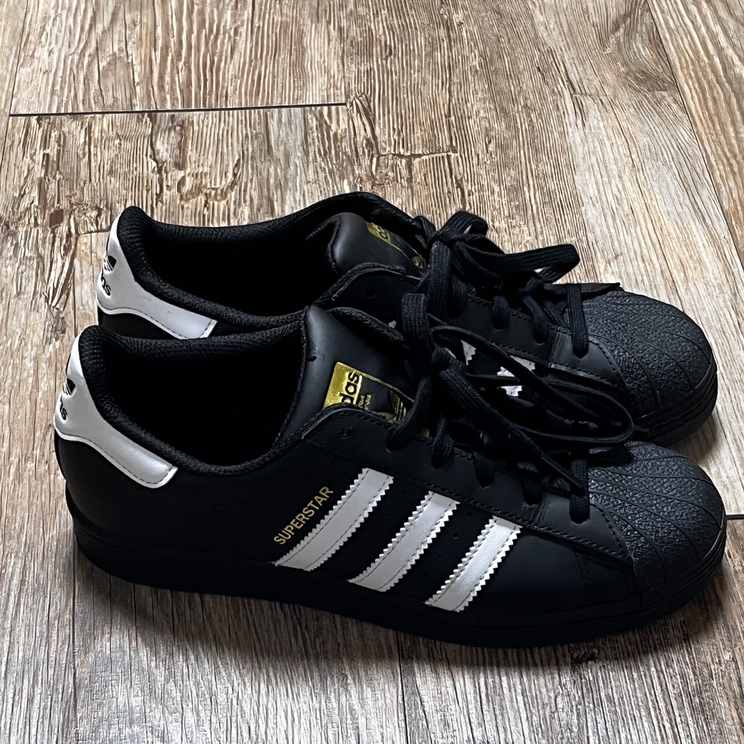 Adidas Superstar Core Black White 착용 스타일
