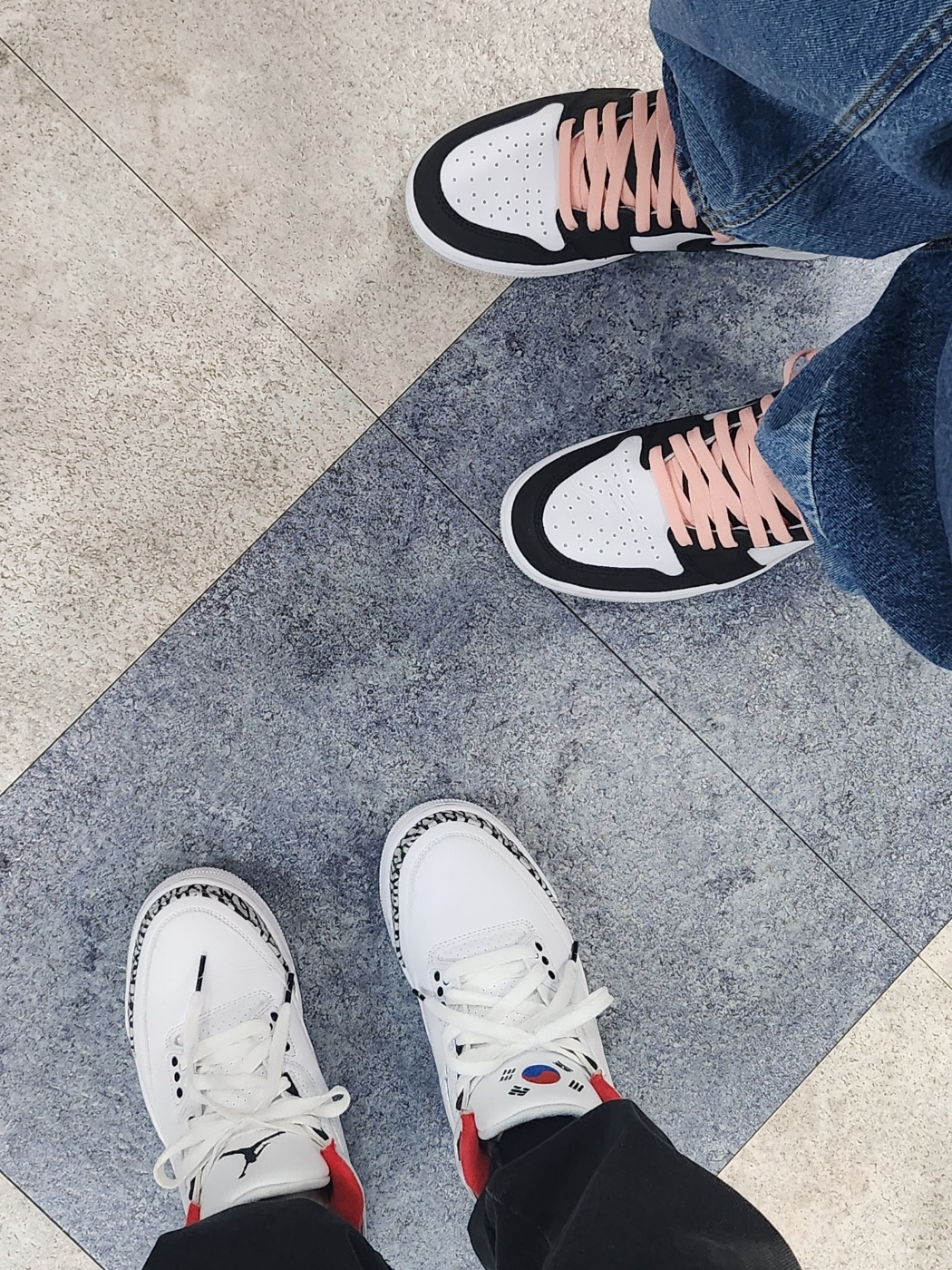 (W) Jordan 3 Retro Seoul, Zara x Ader Error Barrel Leg Jeans Blue 착용 스타일 - 2