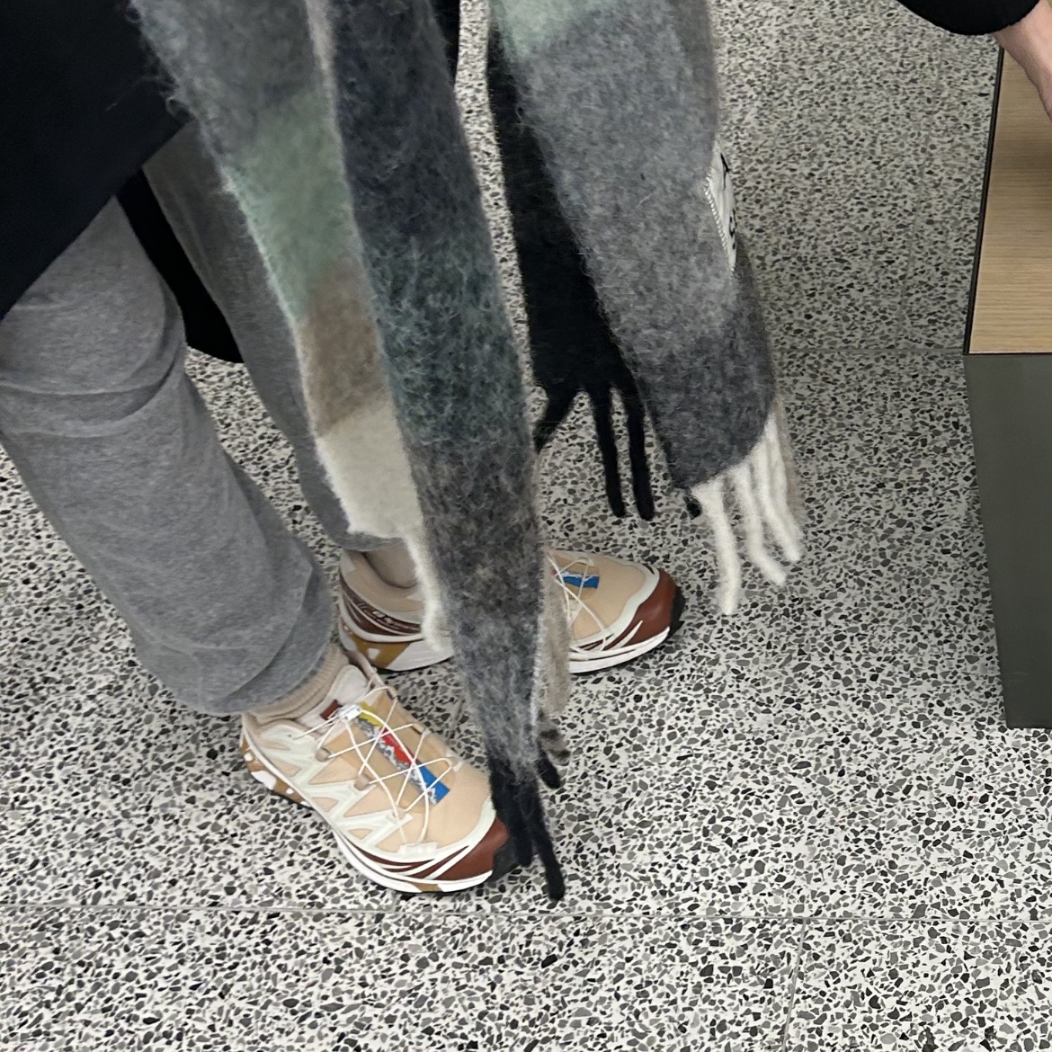 Salomon x Kith XT-6 Gore-Tex Hazelnut Burnt Henna Vanilla Ice, Acne Studios Mohair Check Muffler Grey Green Black 착용 스타일 - 1