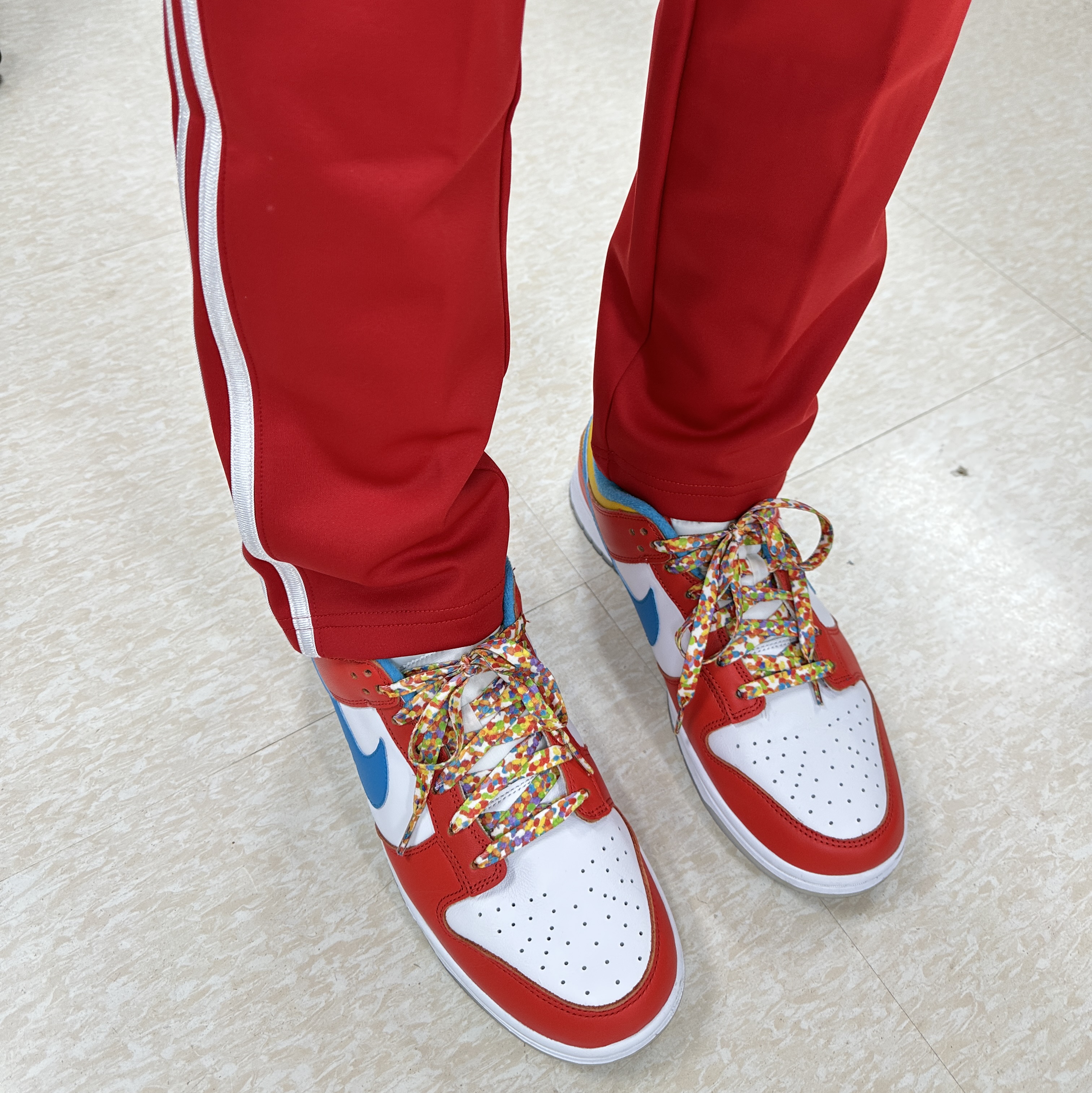 Nike x LeBron James x Fruity Pebbles Dunk Low QS Habanero Red 착용 스타일 - 3