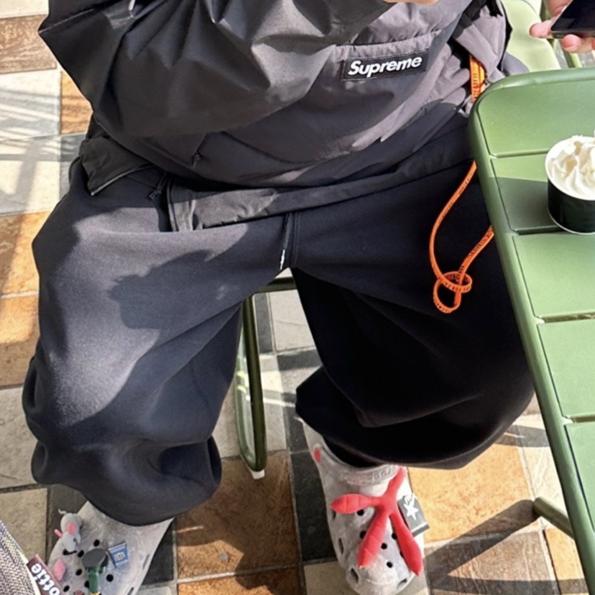 Crocs x Staple Classic Clog Grey Red, Nike x Stussy NRG RA Washed Fleece Pants Black (DN4030-010) 착용 스타일 - 3