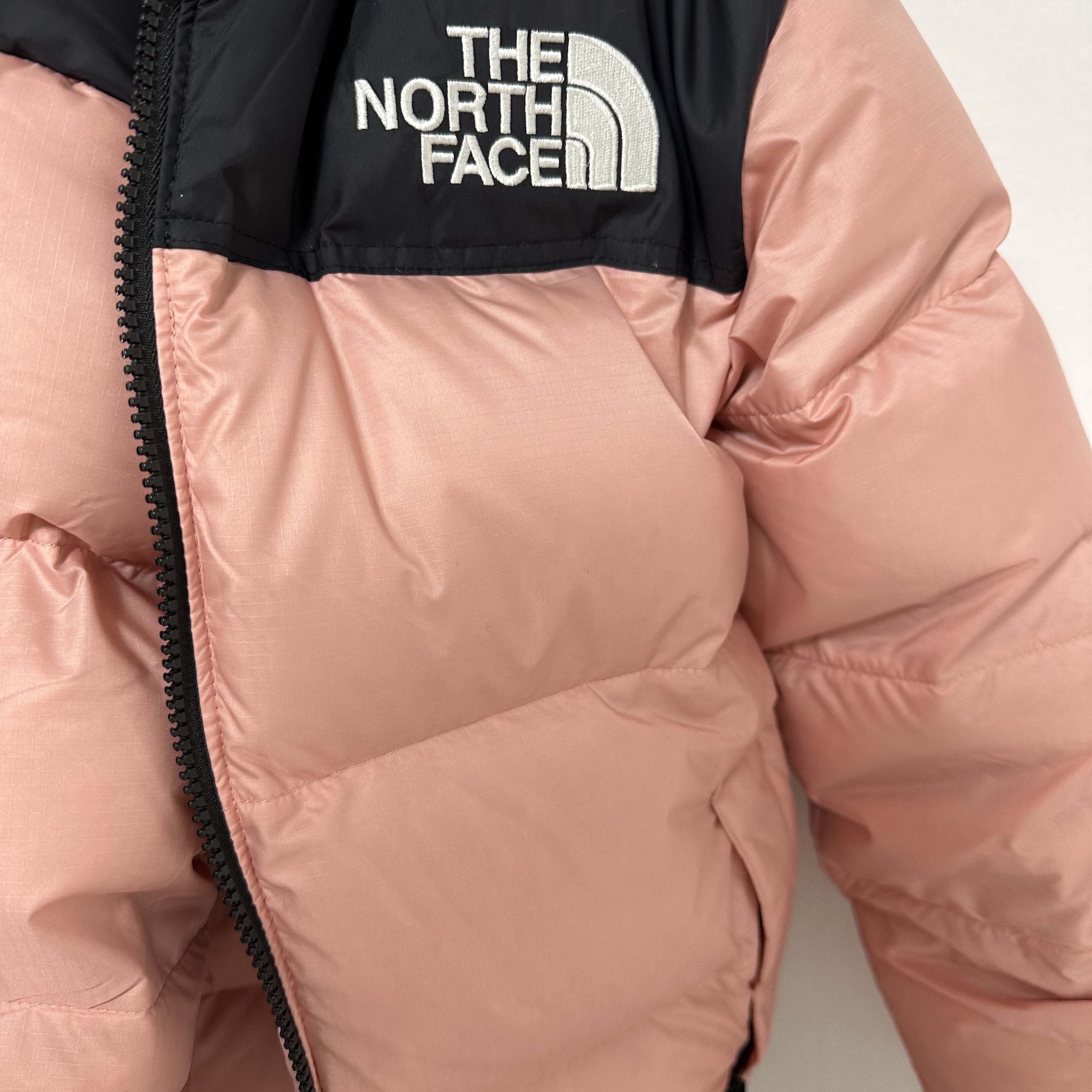 (W) The North Face 1996 Eco Nuptse Jacket Dusty Rose, The North Face White Label Novelty Nuptse Down Jacket Sky Blue 착용 스타일 - 3
