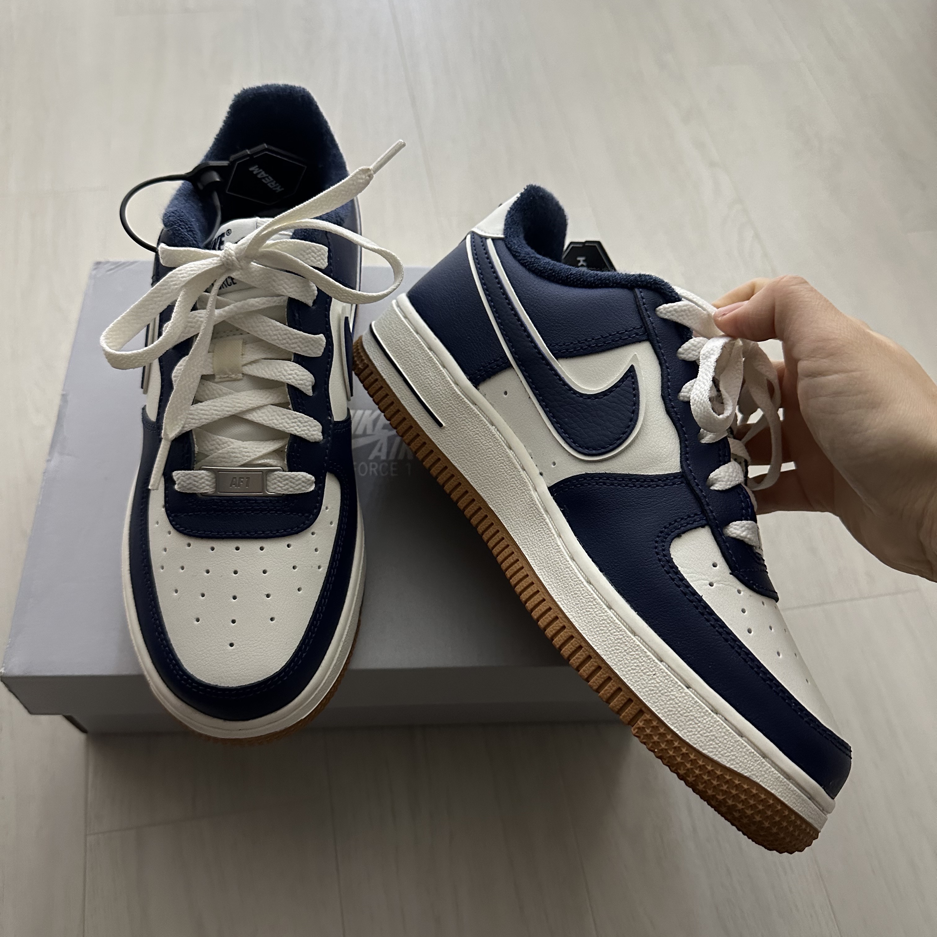 (GS) Nike Air Force 1 LV8 3 Midnight Navy 착용 스타일 - 1