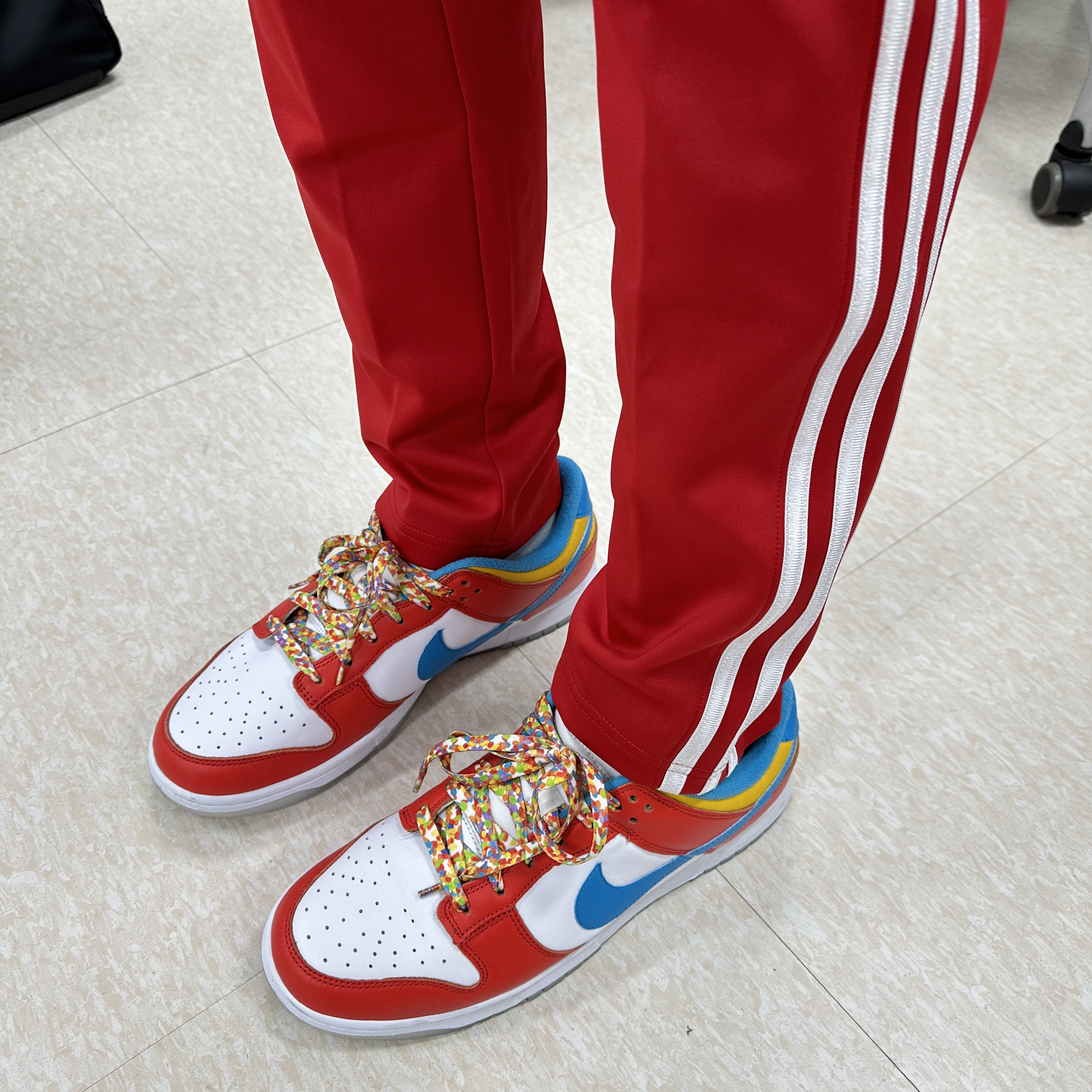 Nike x LeBron James x Fruity Pebbles Dunk Low QS Habanero Red 착용 스타일 - 2