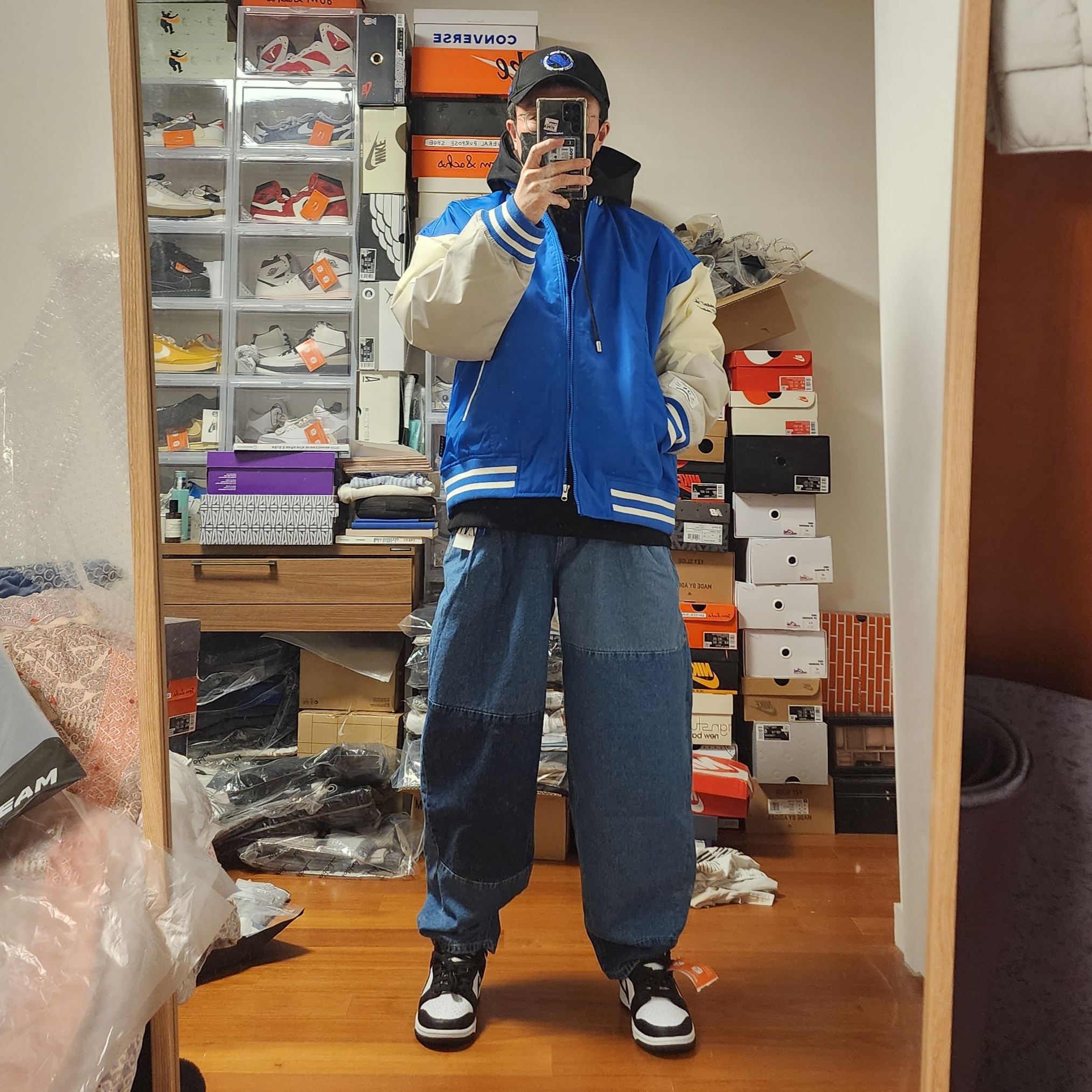 Zara x Ader Error Barrel Leg Jeans Blue, Zara x Ader Error Embroidery Hooded Sweatshirt Black 착용 스타일 - 2