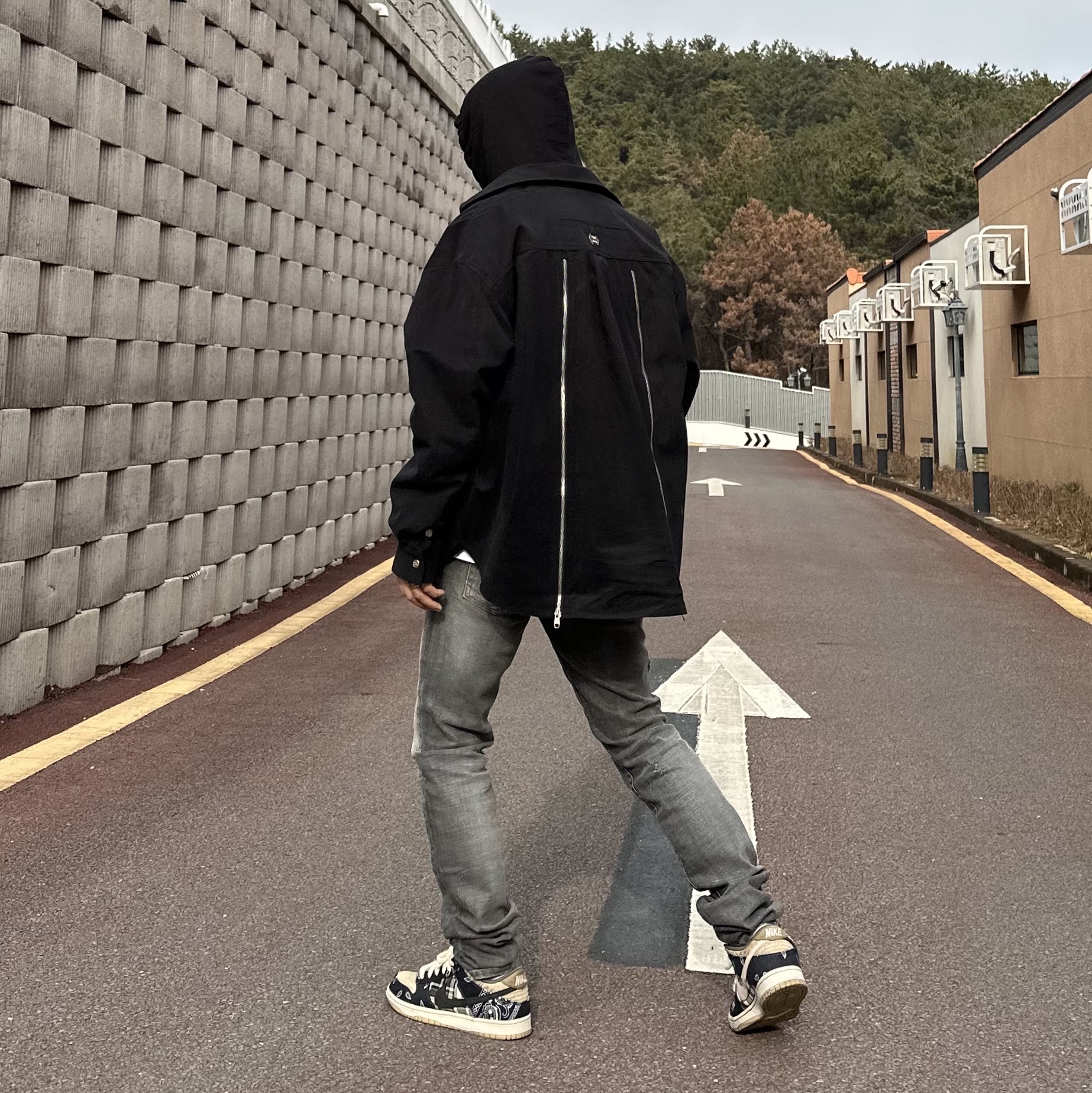 Undermycar Legion.03 Slim Fit Blue Stitch Washed Jeans Washed Gray, Undermycar x Ohhyunseog Boltume.4 Hardware Multi Zip Oversized Shirt Turbo Black - 22FW 착용 스타일