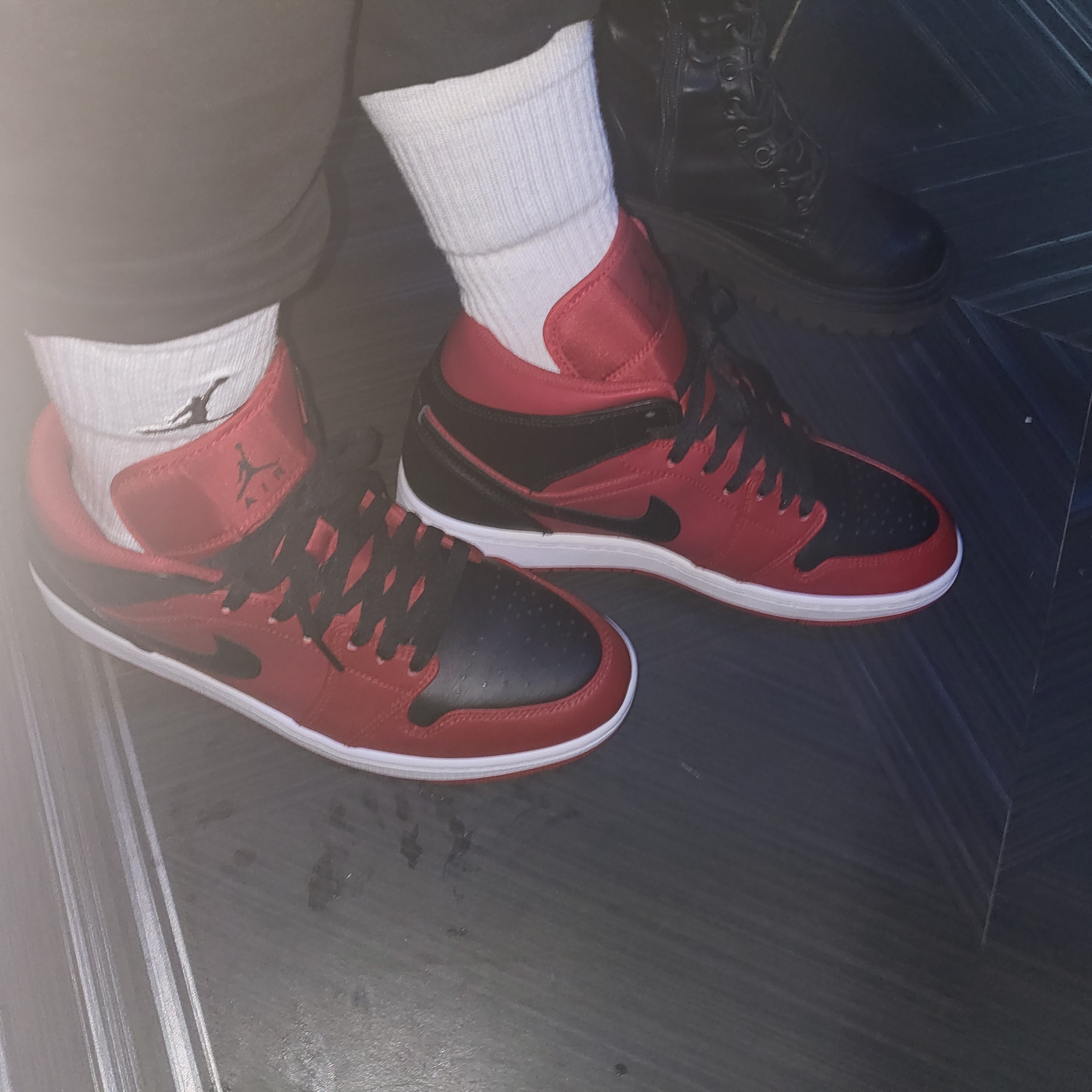 Jordan 1 Mid Reverse Bred 착용 스타일 - 1
