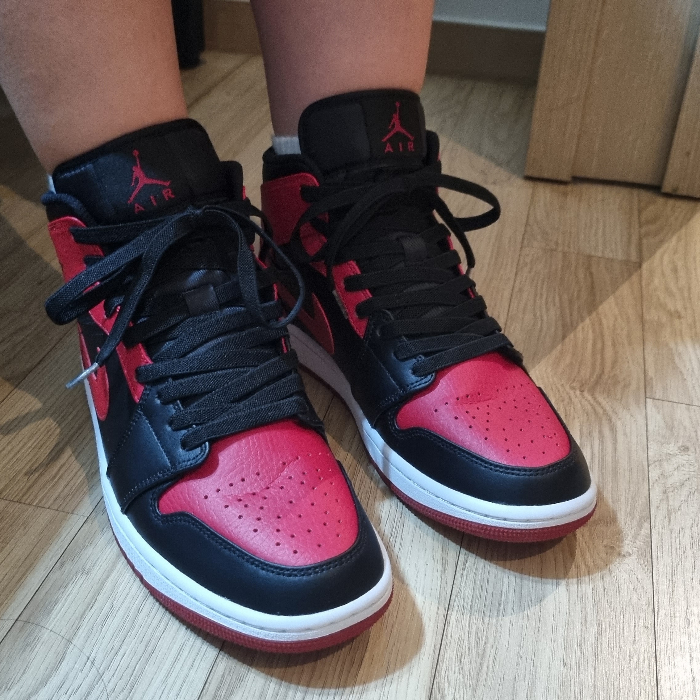 Jordan 1 Mid Bred Banned 2020 착용 스타일 - 3