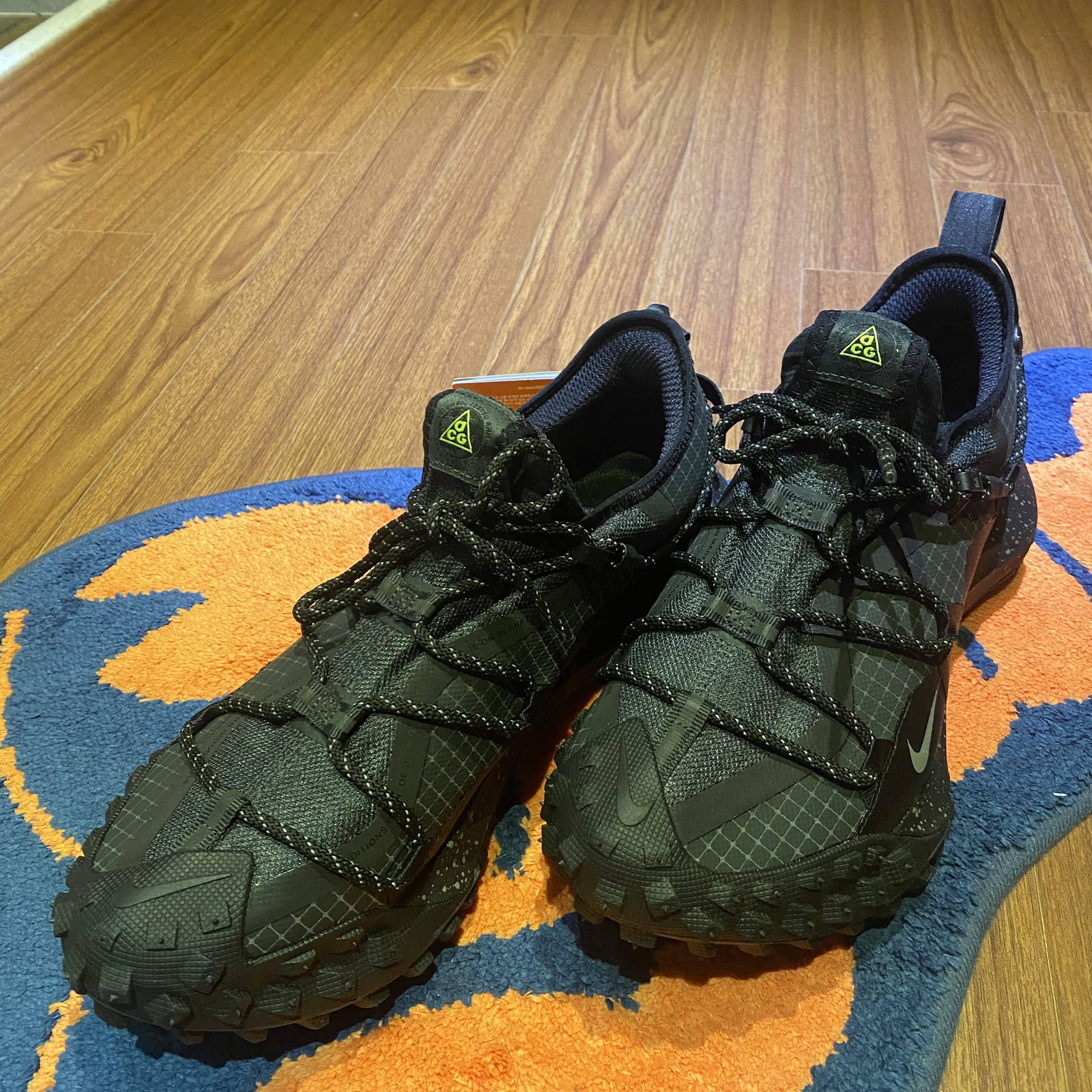 Nike ACG Mountain Fly Low Gore-Tex SE Dark Smoke Grey 착용 스타일 - 1