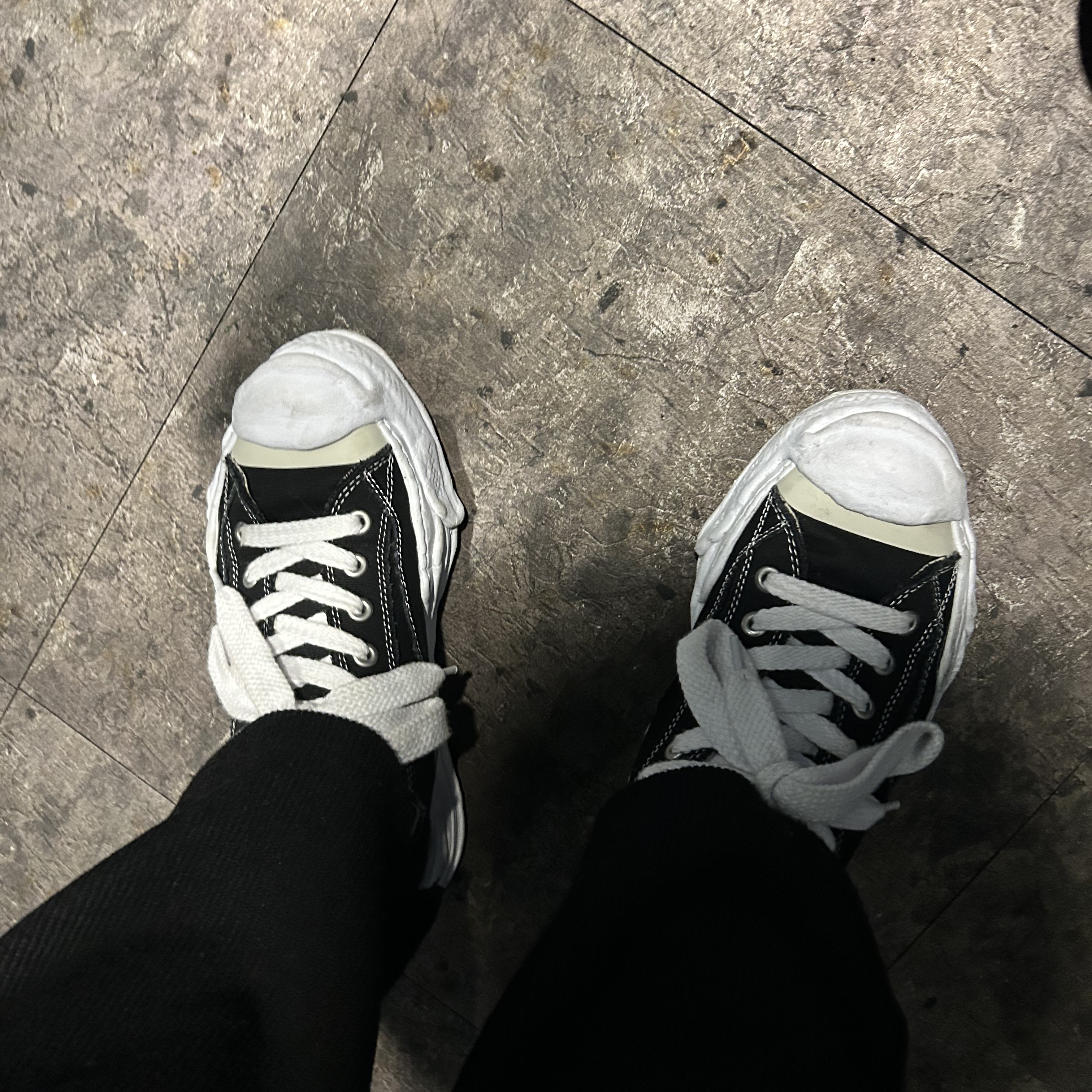 Maison Mihara Yasuhiro Hank OG Sole Canvas Low-top Sneakers Black 착용 스타일