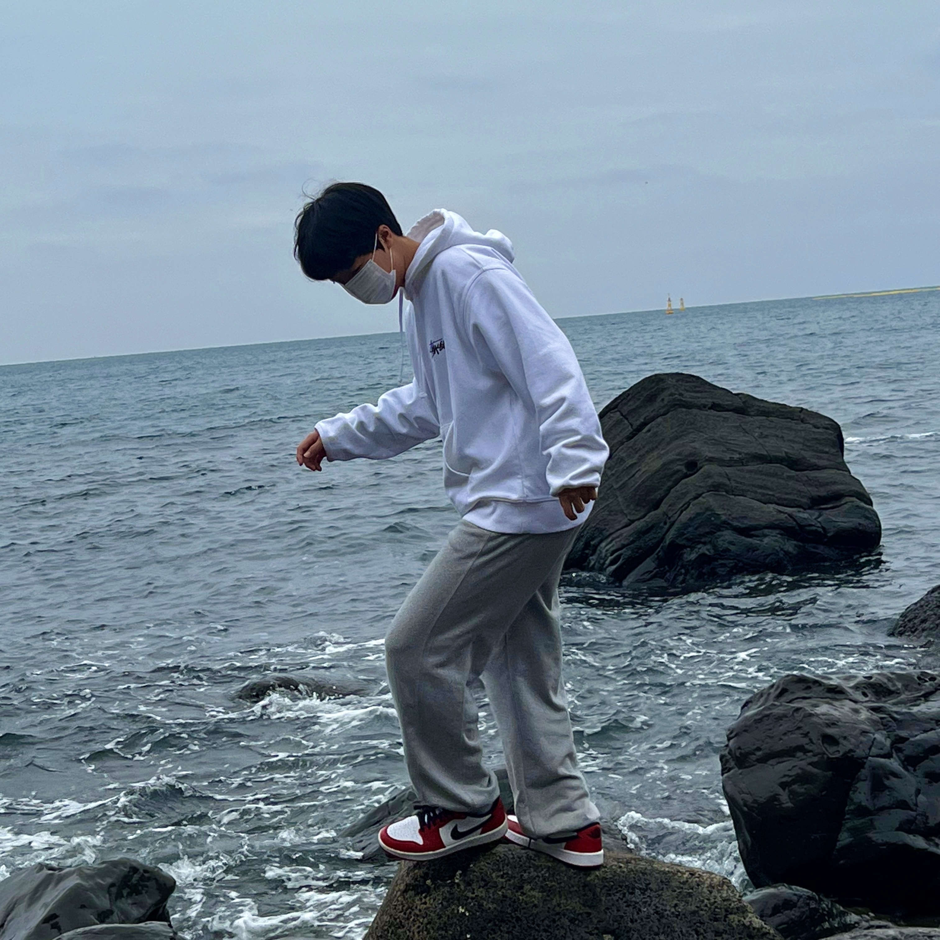 Jordan 1 Low Golf Chicago, Stussy 8 Ball Fade Hoodie White 착용 스타일 - 3
