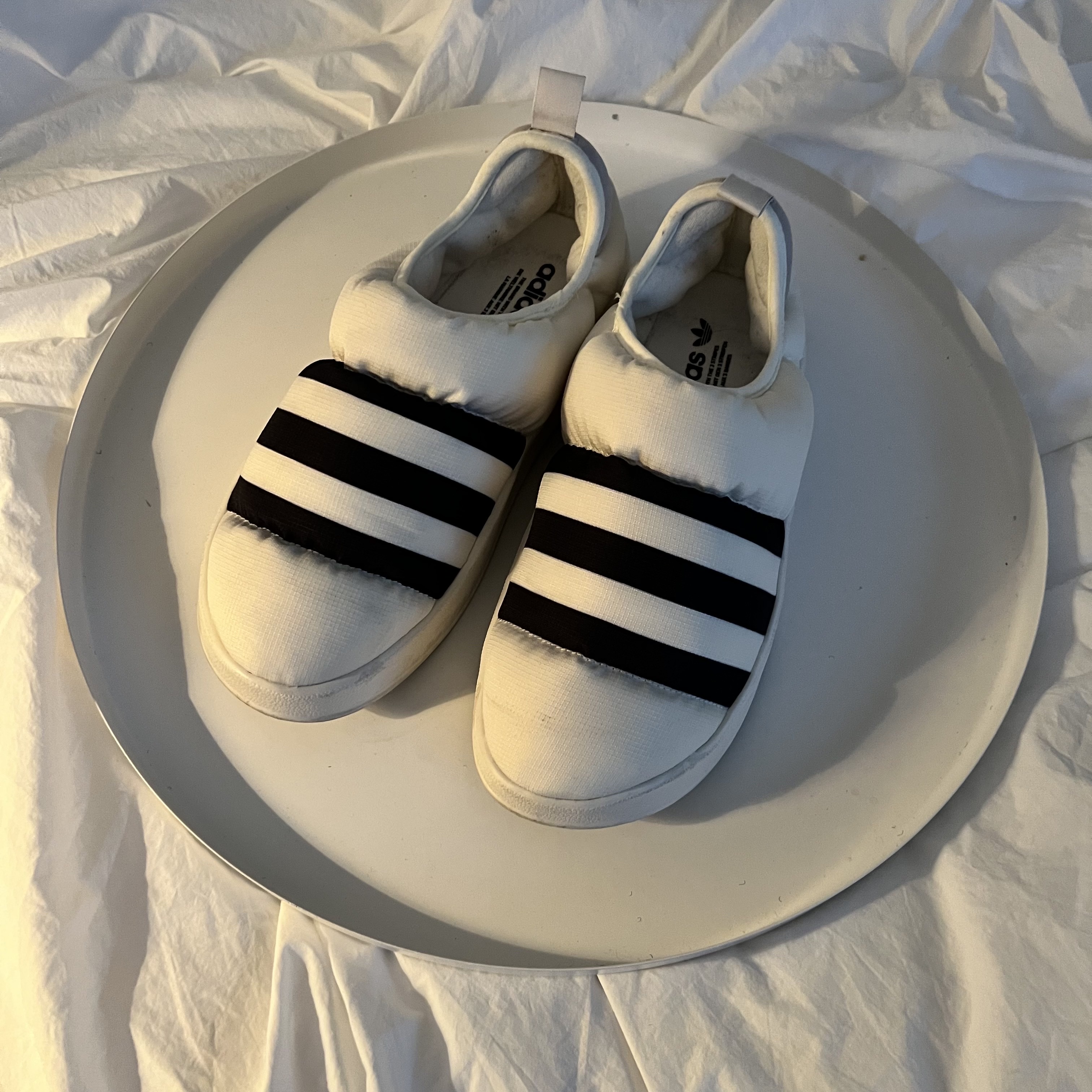 Adidas Puffylette Off White 착용 스타일
