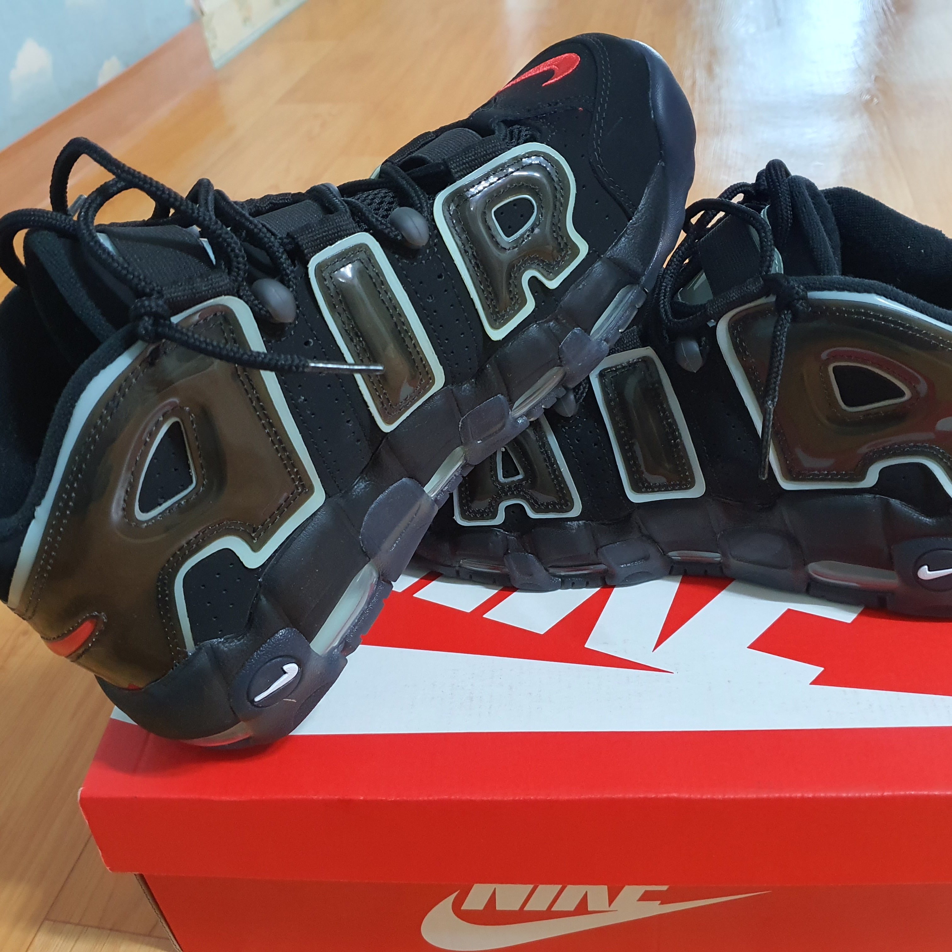 Nike Air More Uptempo 96 Maximum Volume 착용 스타일 - 1