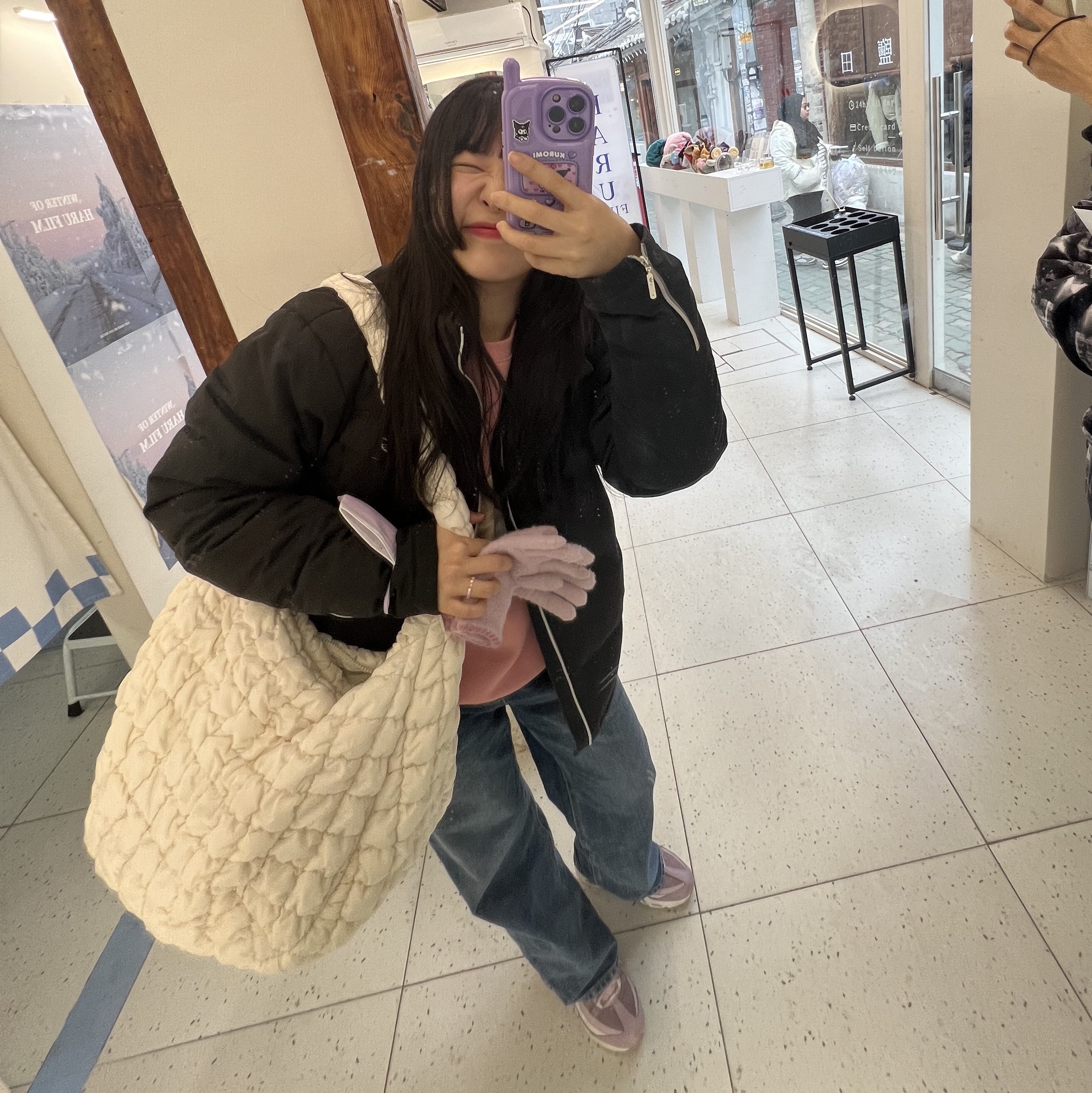 COS Quilted Oversized Shoulder Bag Off White Light Beige 착용 스타일