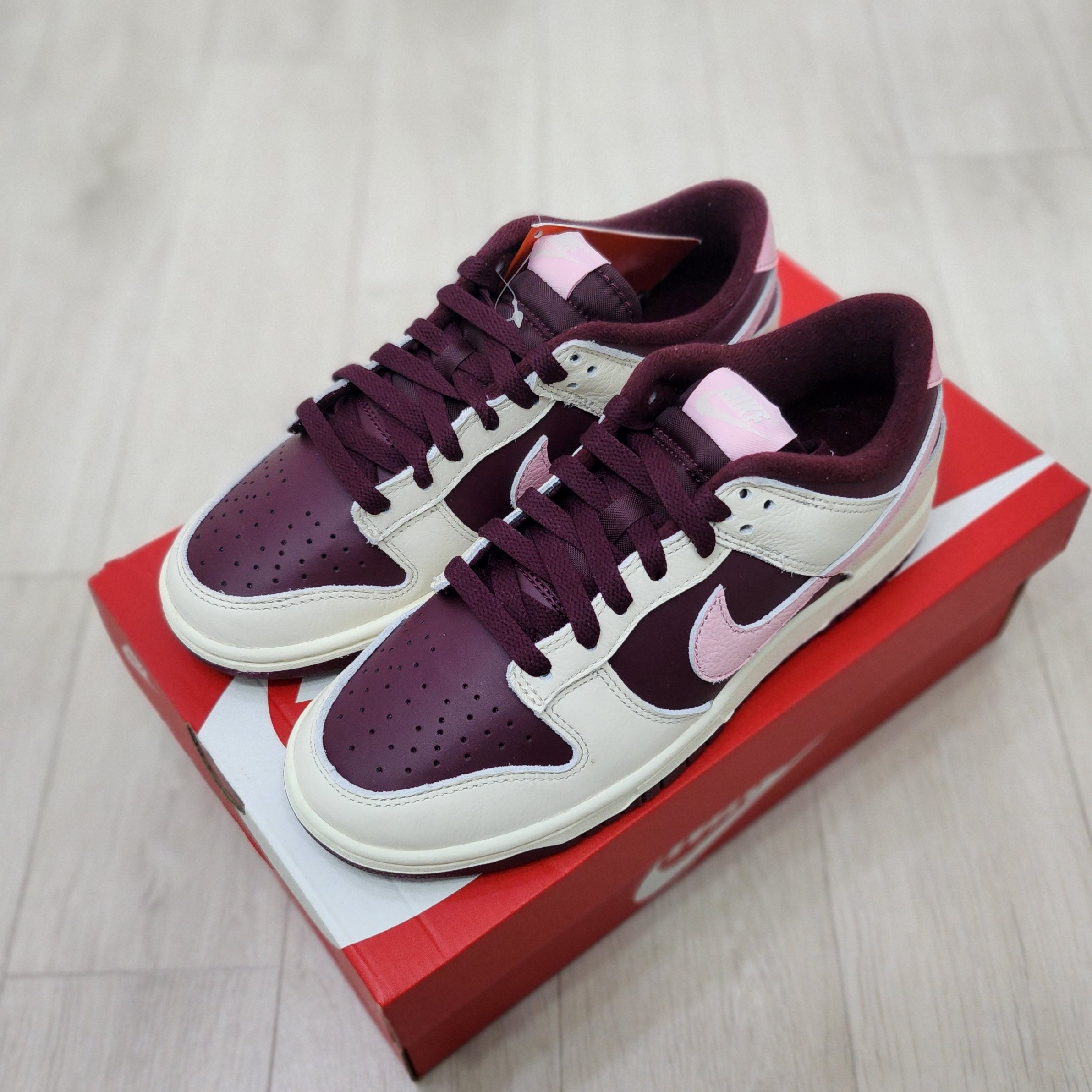 NIke Dunk Low Retro Night Maroon and Medium Soft Pink 착용 스타일 - 2