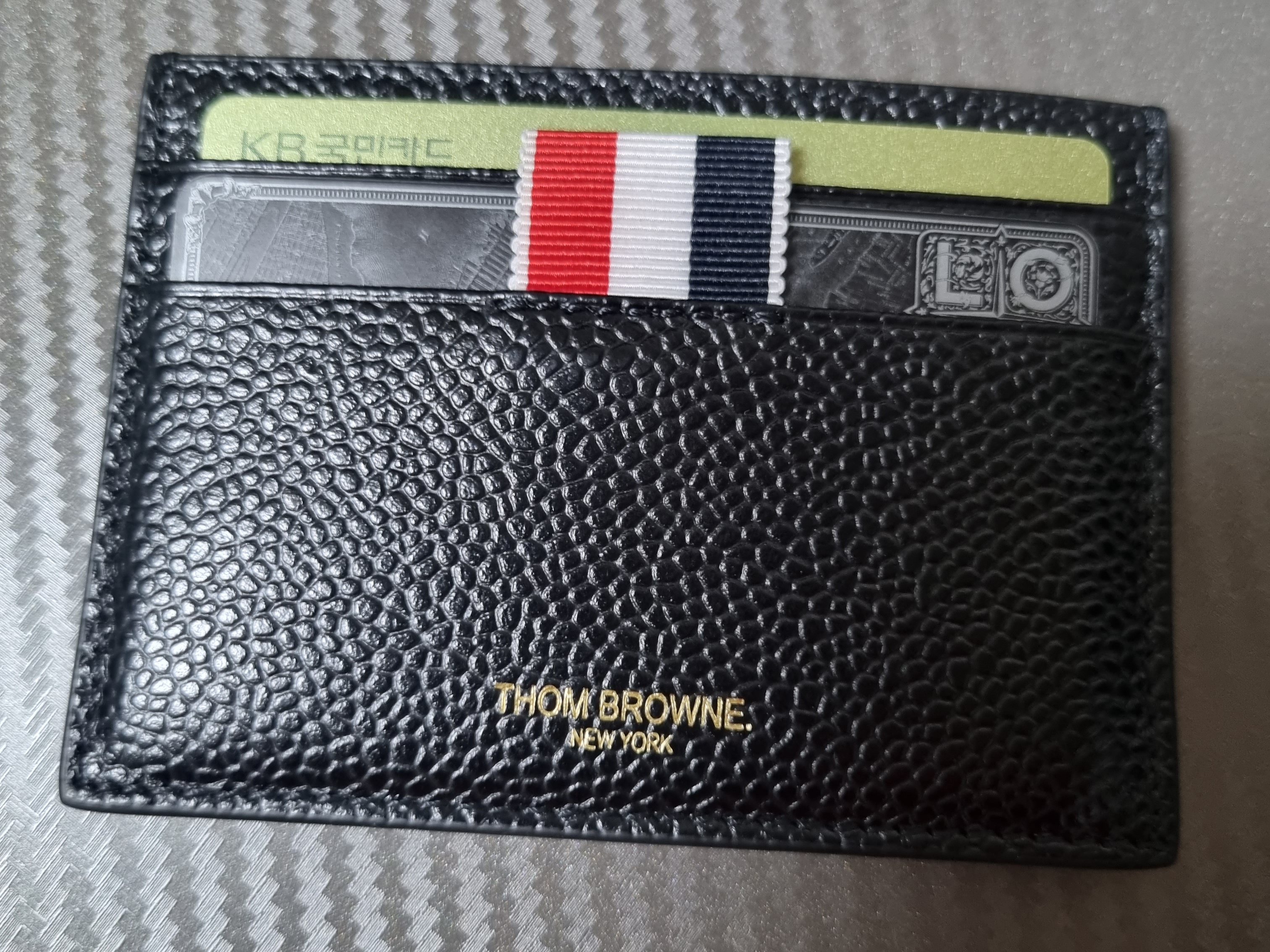 Thom Browne Pebble Grain Leather Stripe Single Card Holder Black 착용 스타일