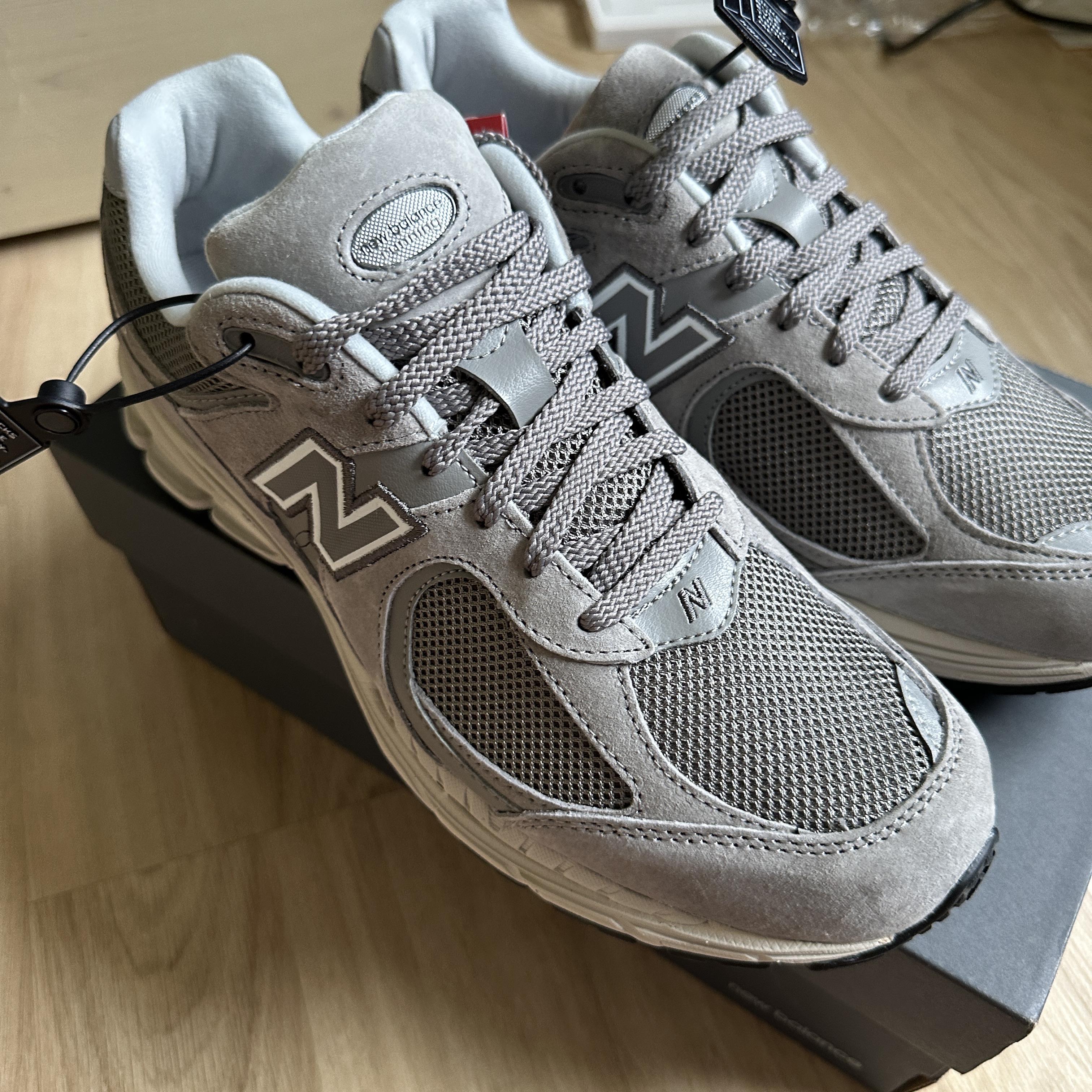 New Balance 2002R Grey 착용 스타일 - 2